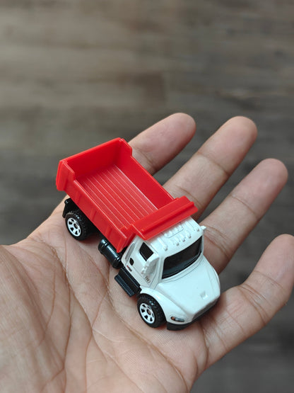Matchbox Freightliner M2 106 Plus (Uncarded - New) - Kinder Logs