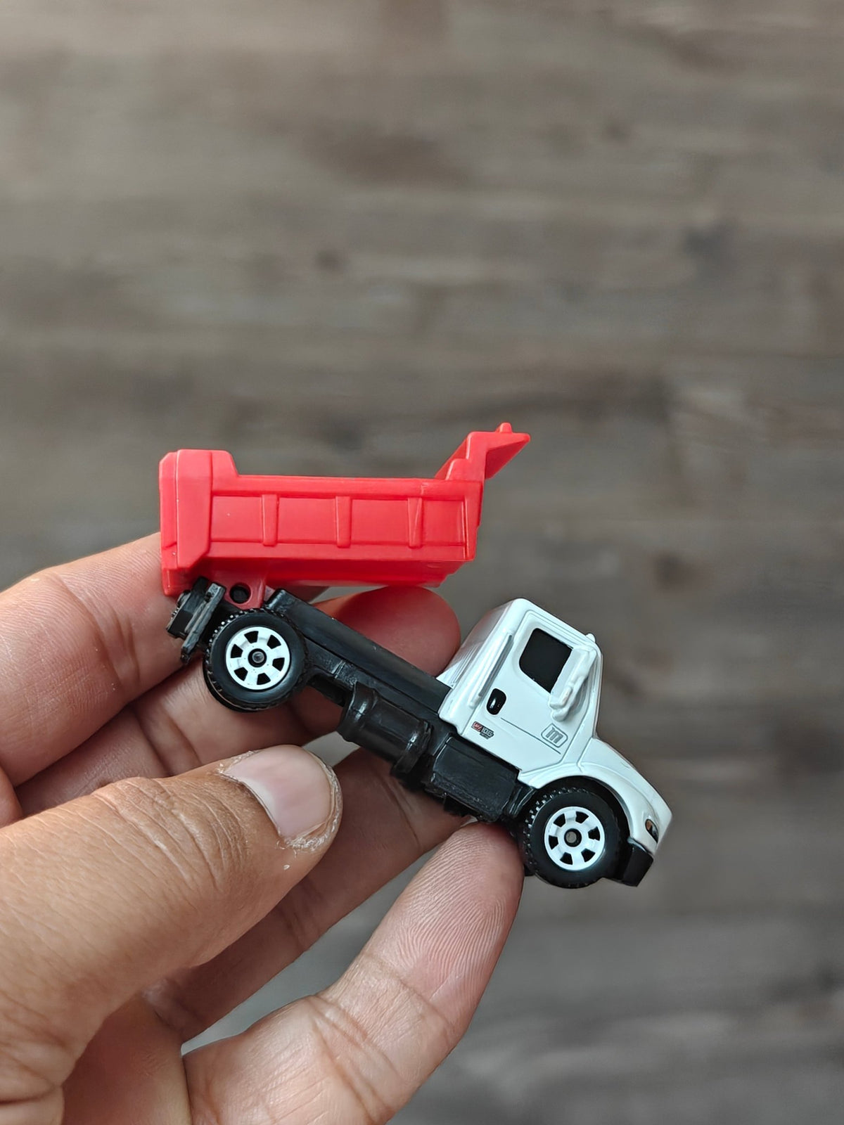 Matchbox Freightliner M2 106 Plus (Uncarded - New) - Kinder Logs