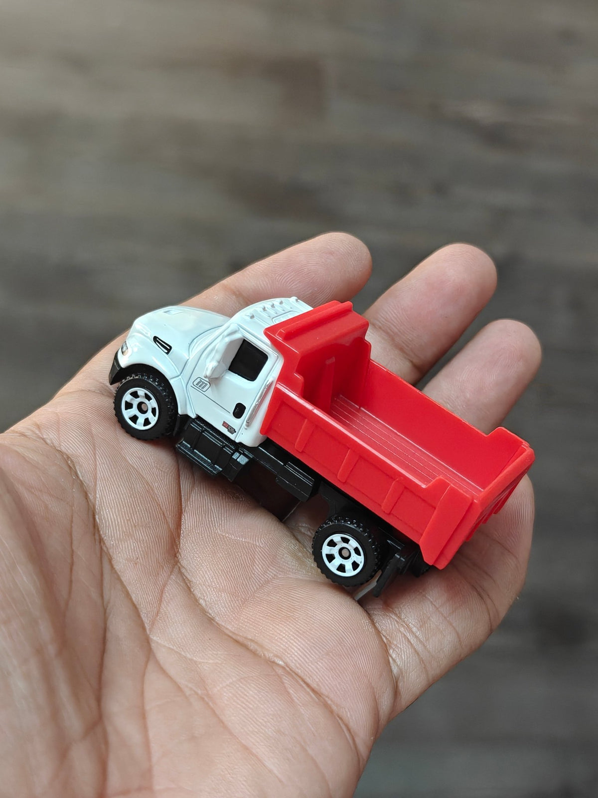 Matchbox Freightliner M2 106 Plus (Uncarded - New) - Kinder Logs