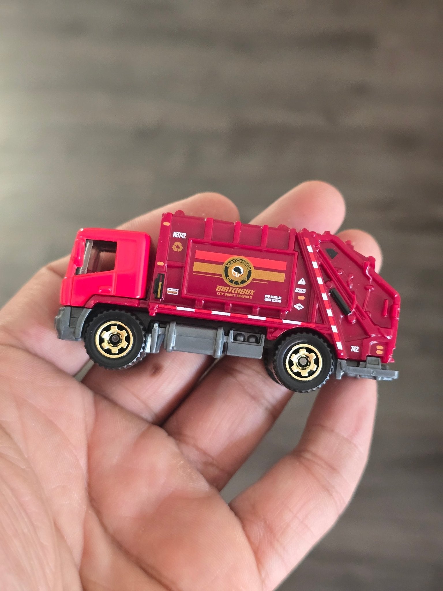 Matchbox Garbage King - Red (Uncarded - New) - Kinder Logs