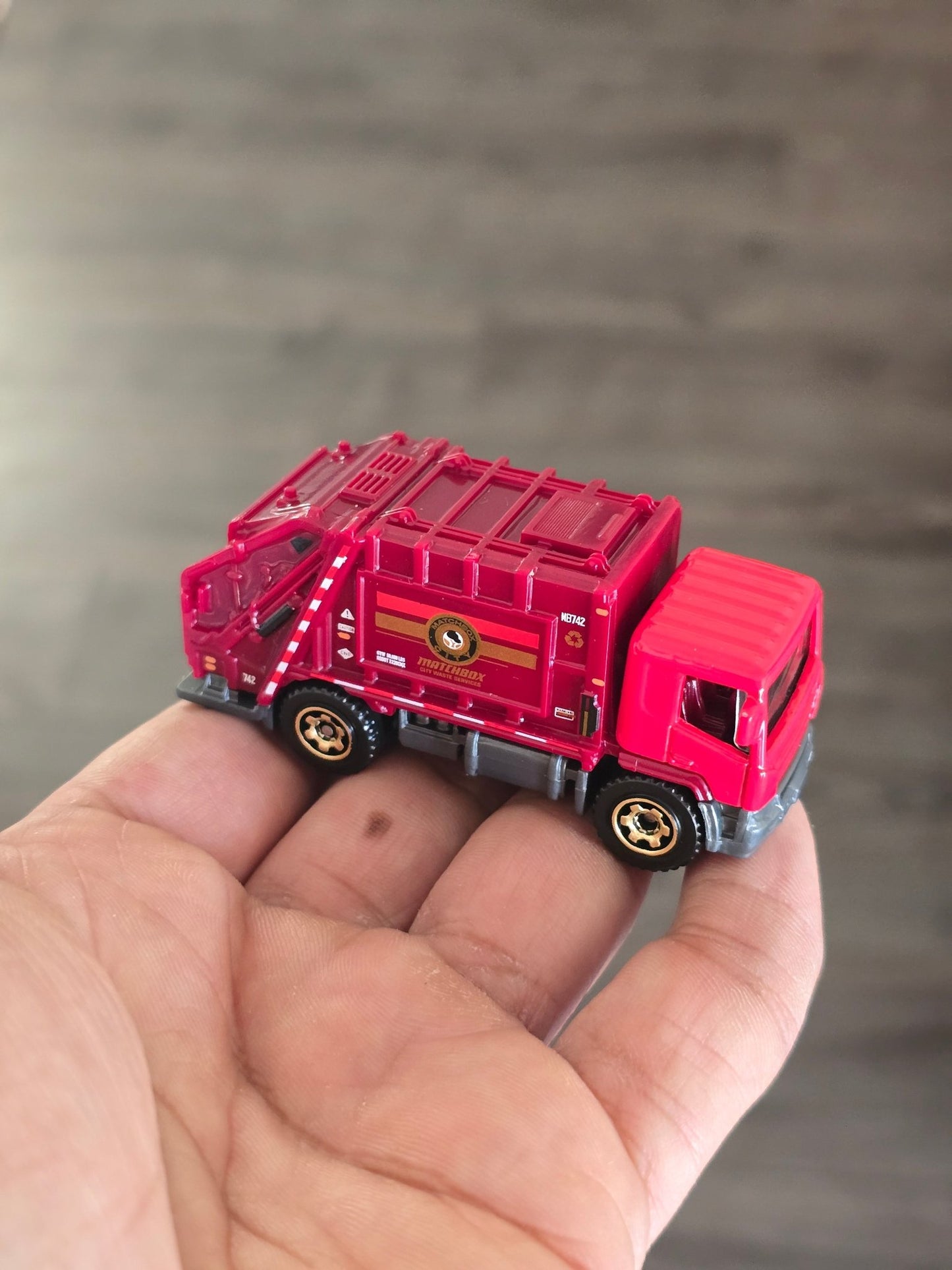 Matchbox Garbage King - Red (Uncarded - New) - Kinder Logs