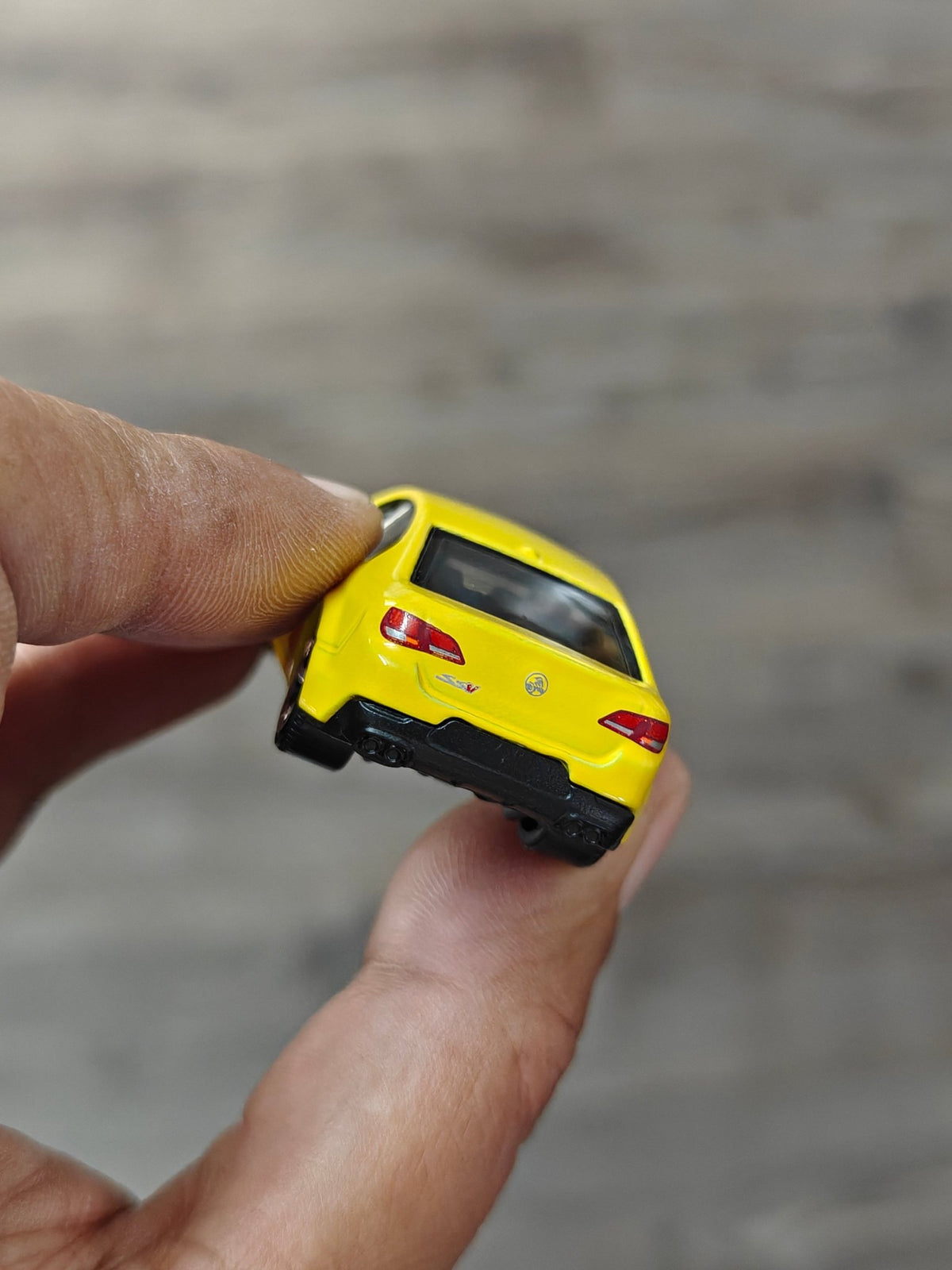 Matchbox Holden VF Commodore SSV - Yellow (Uncarded - New) - Kinder Logs