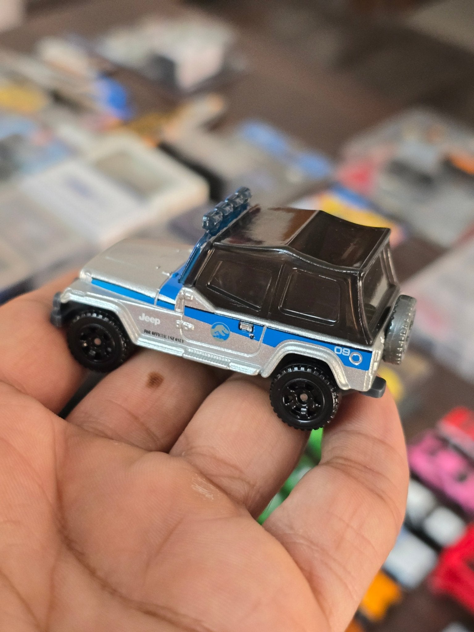 Matchbox Jeep Wrangler 09 - Jurassic World Rebirth (Uncarded - New) - Kinder Logs
