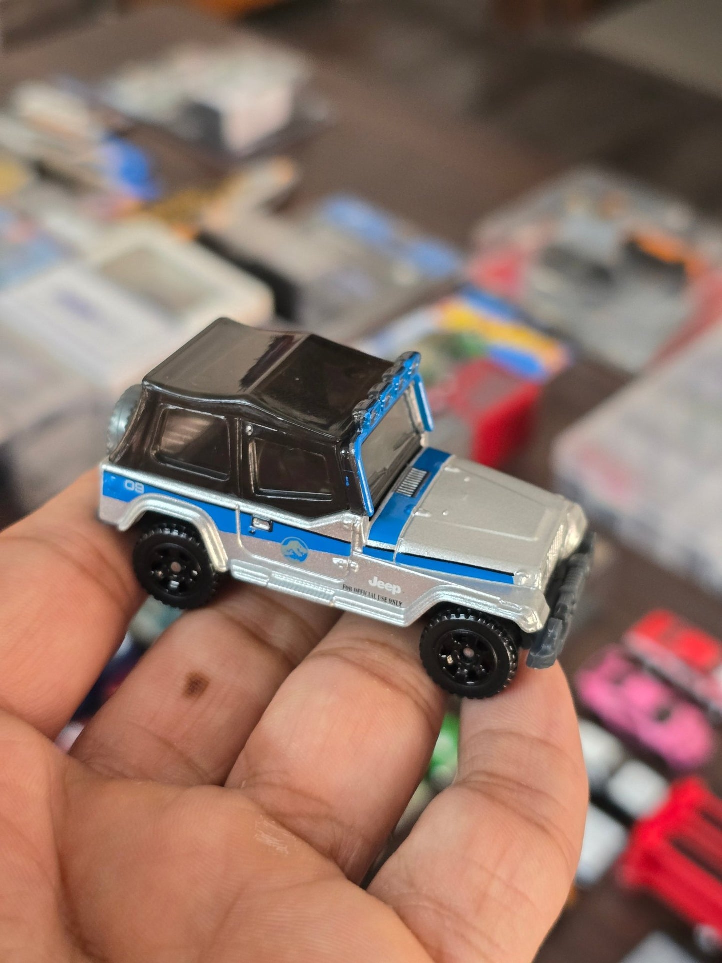 Matchbox Jeep Wrangler 09 - Jurassic World Rebirth (Uncarded - New) - Kinder Logs