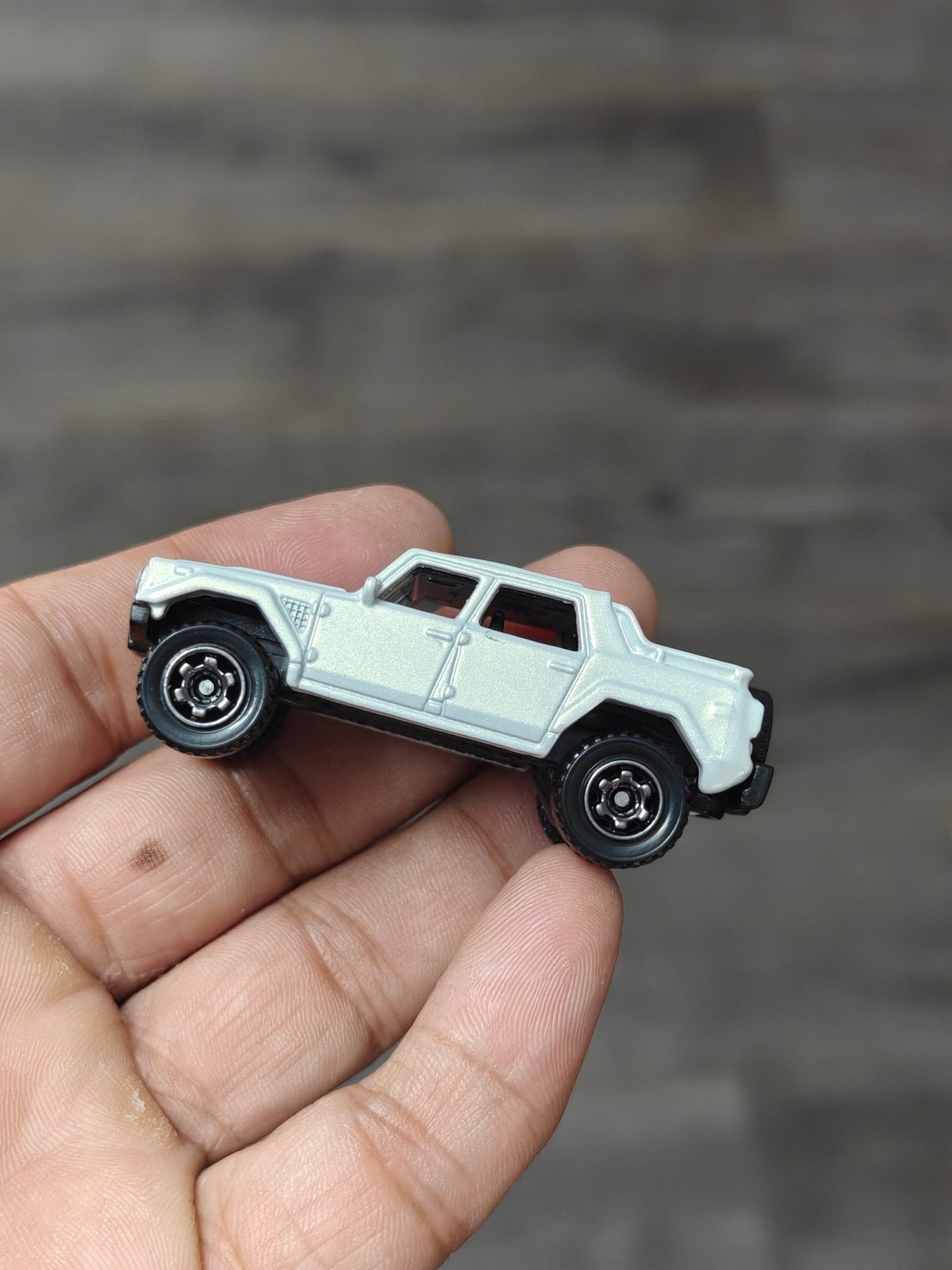 Matchbox Lamborghini LM002 - White (Uncarded - New) - Kinder Logs