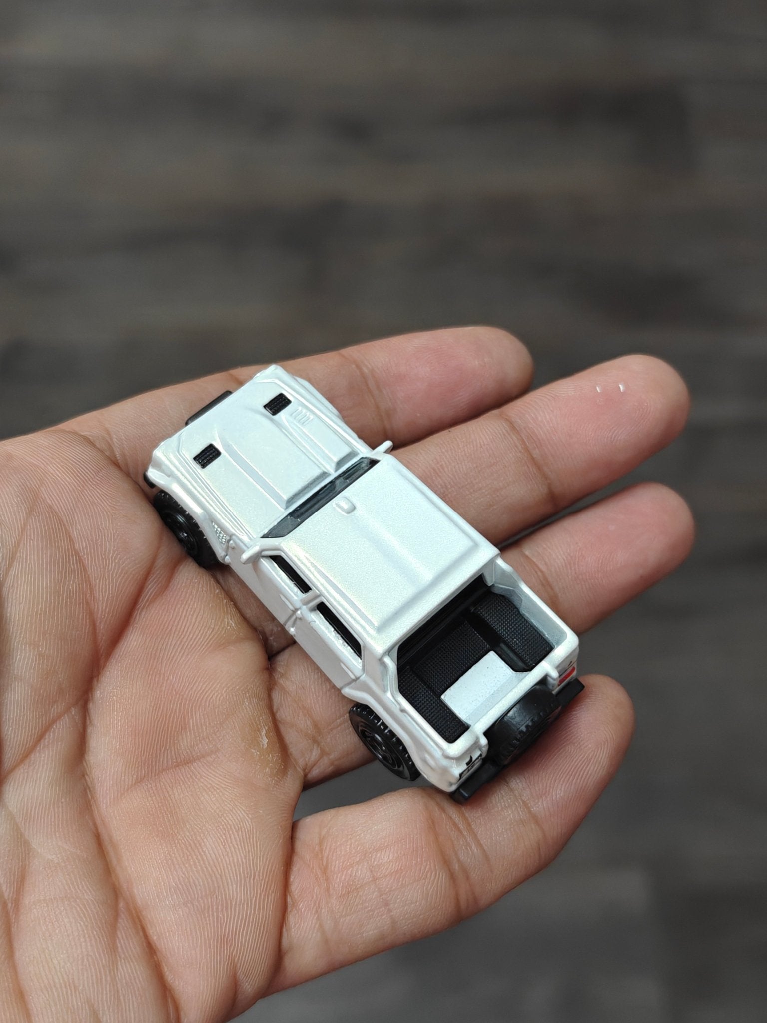 Matchbox Lamborghini LM002 - White (Uncarded - New) - Kinder Logs