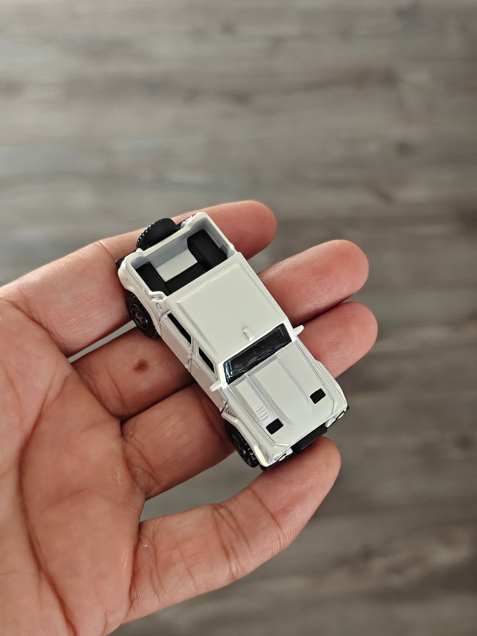Matchbox Lamborghini LM002 - White (Uncarded - New) - Kinder Logs