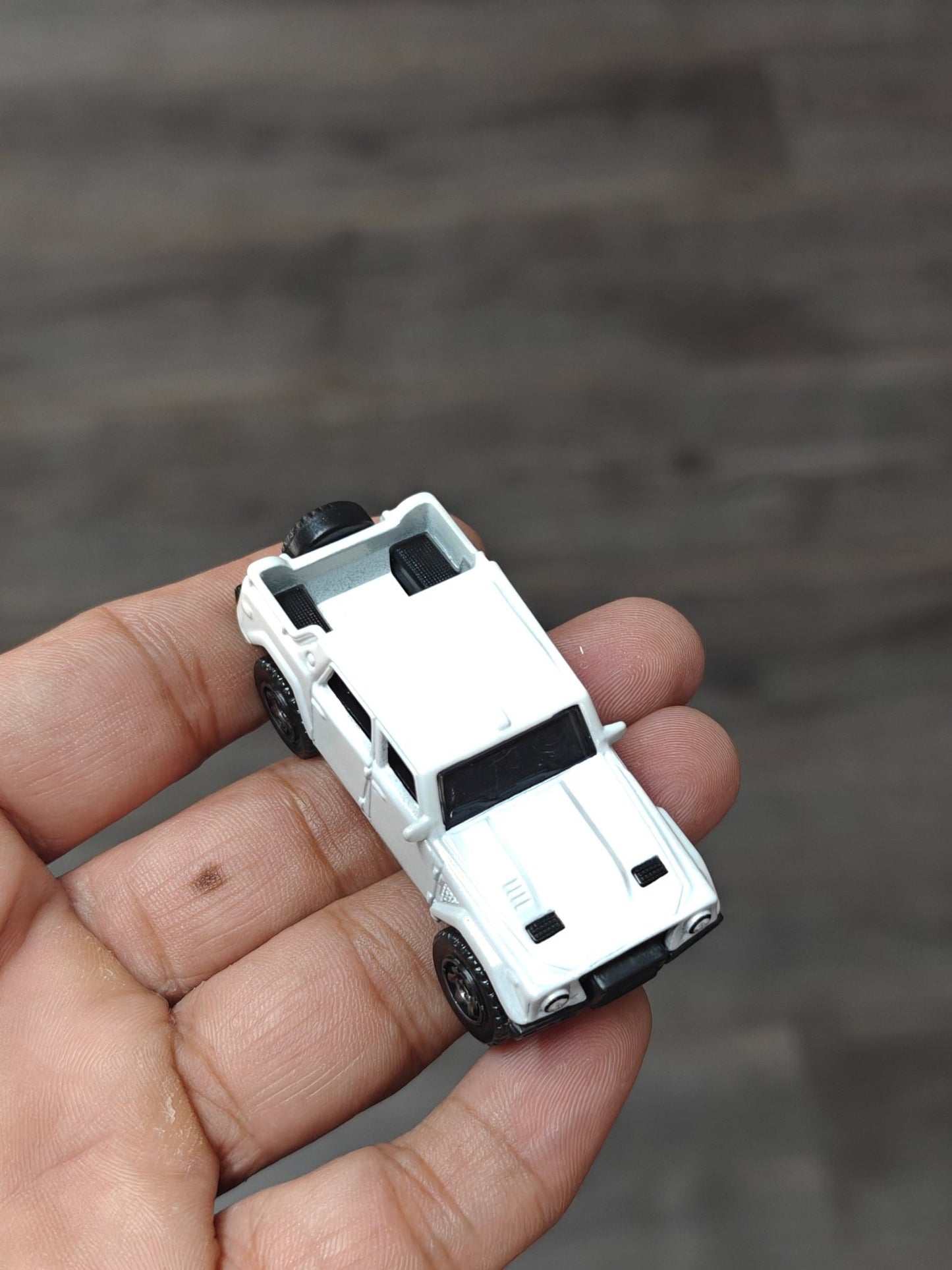 Matchbox Lamborghini LM002 - White (Uncarded - New) - Kinder Logs