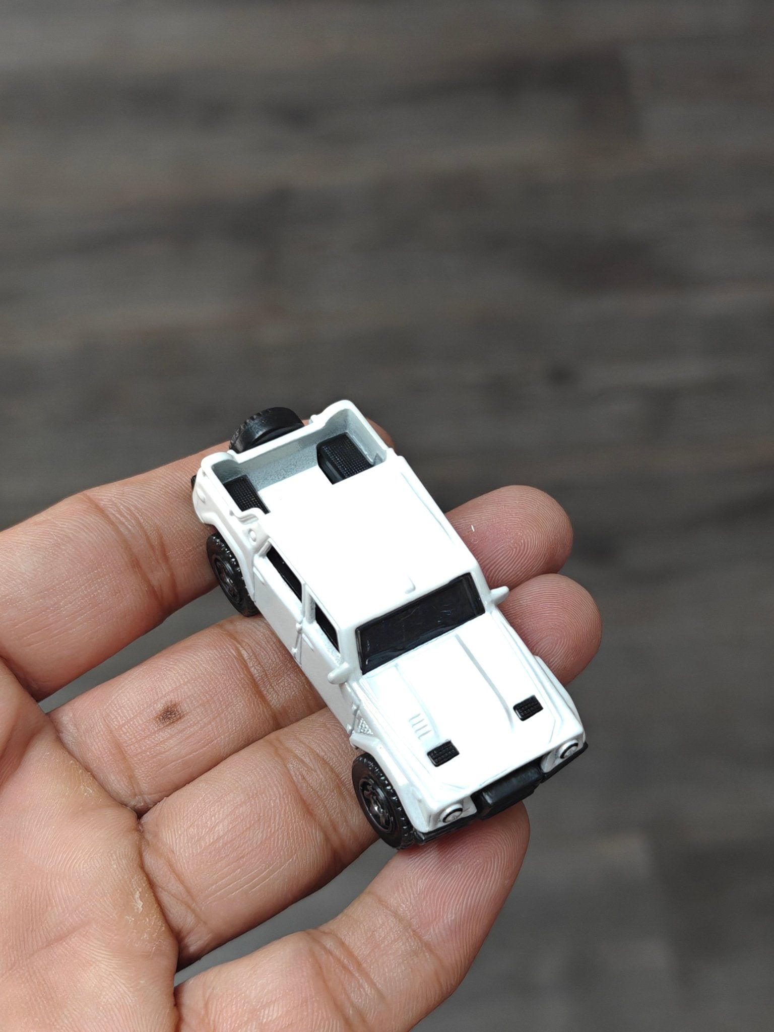 Matchbox Lamborghini LM002 - White (Uncarded - New) - Kinder Logs