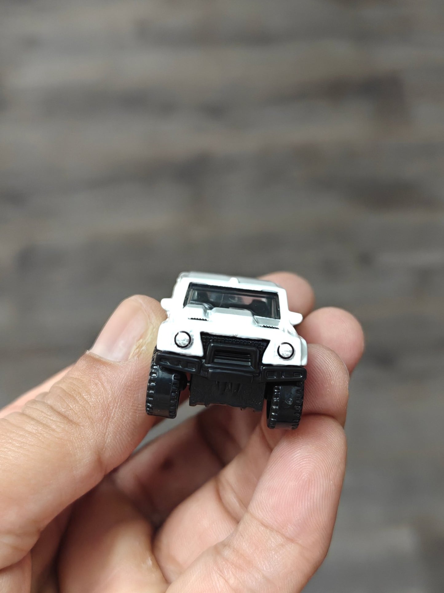 Matchbox Lamborghini LM002 - White (Uncarded - New) - Kinder Logs