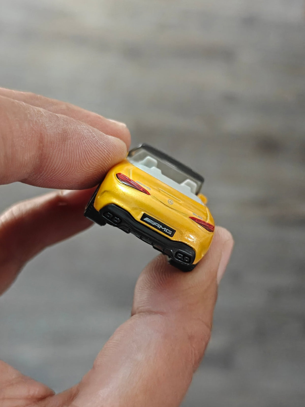 Matchbox Mercedes AMG SL 63 - Yellow (Uncarded - New) - Kinder Logs