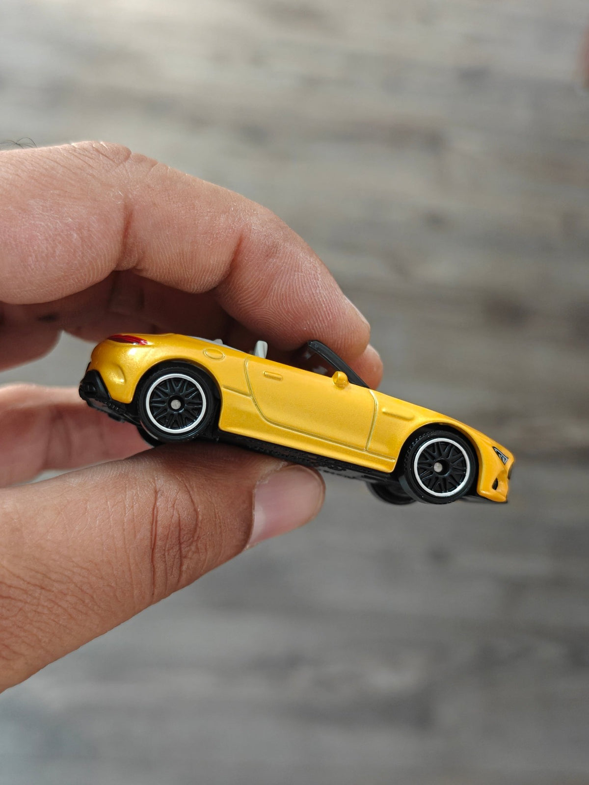 Matchbox Mercedes AMG SL 63 - Yellow (Uncarded - New) - Kinder Logs