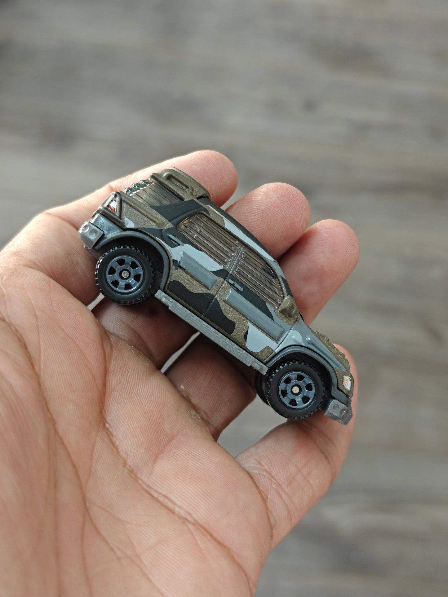 Matchbox Mercedes - Benz ML 320 - Jurassic World Rebirth (Uncarded) - Kinder Logs