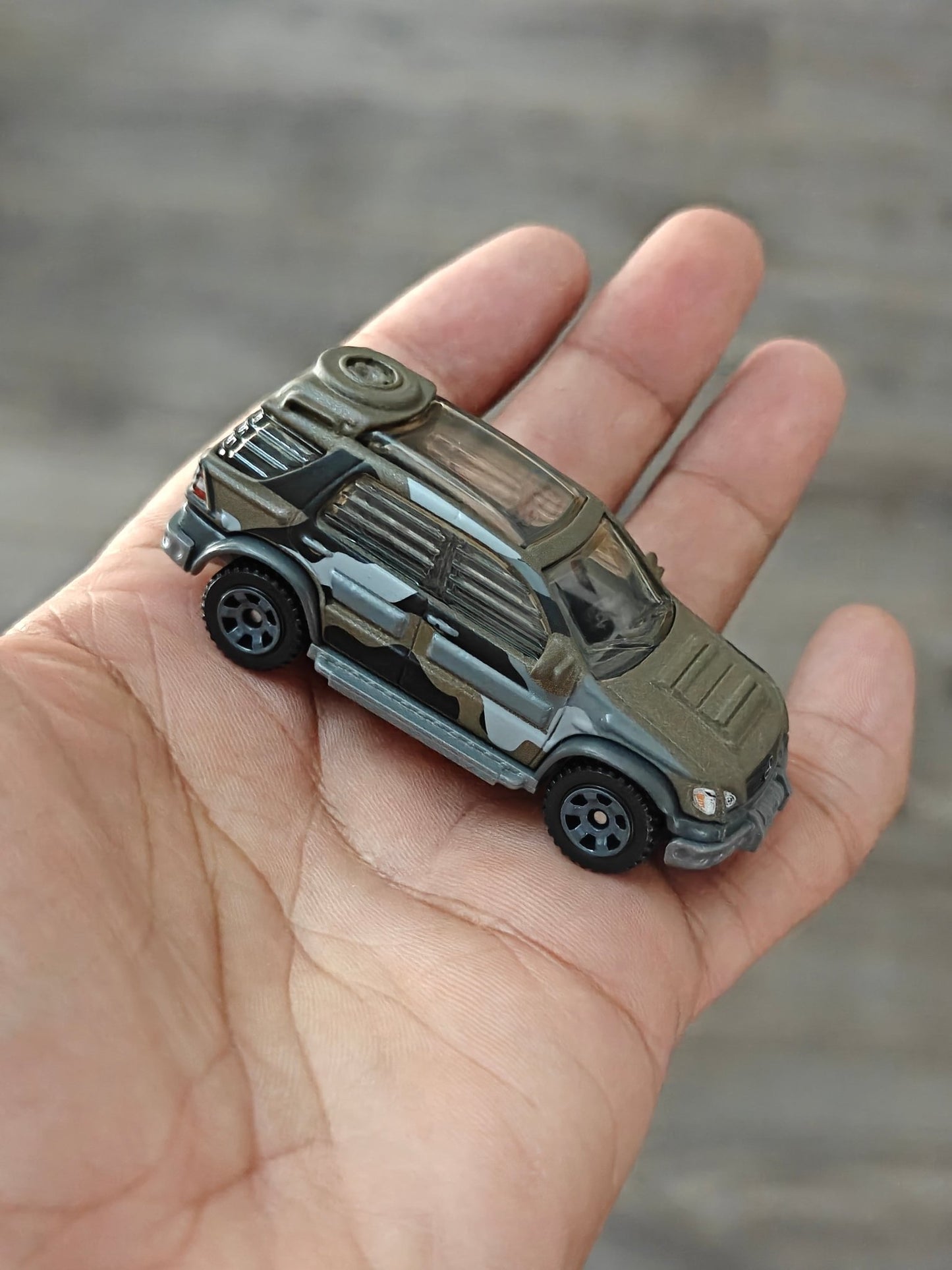 Matchbox Mercedes - Benz ML 320 - Jurassic World Rebirth (Uncarded) - Kinder Logs