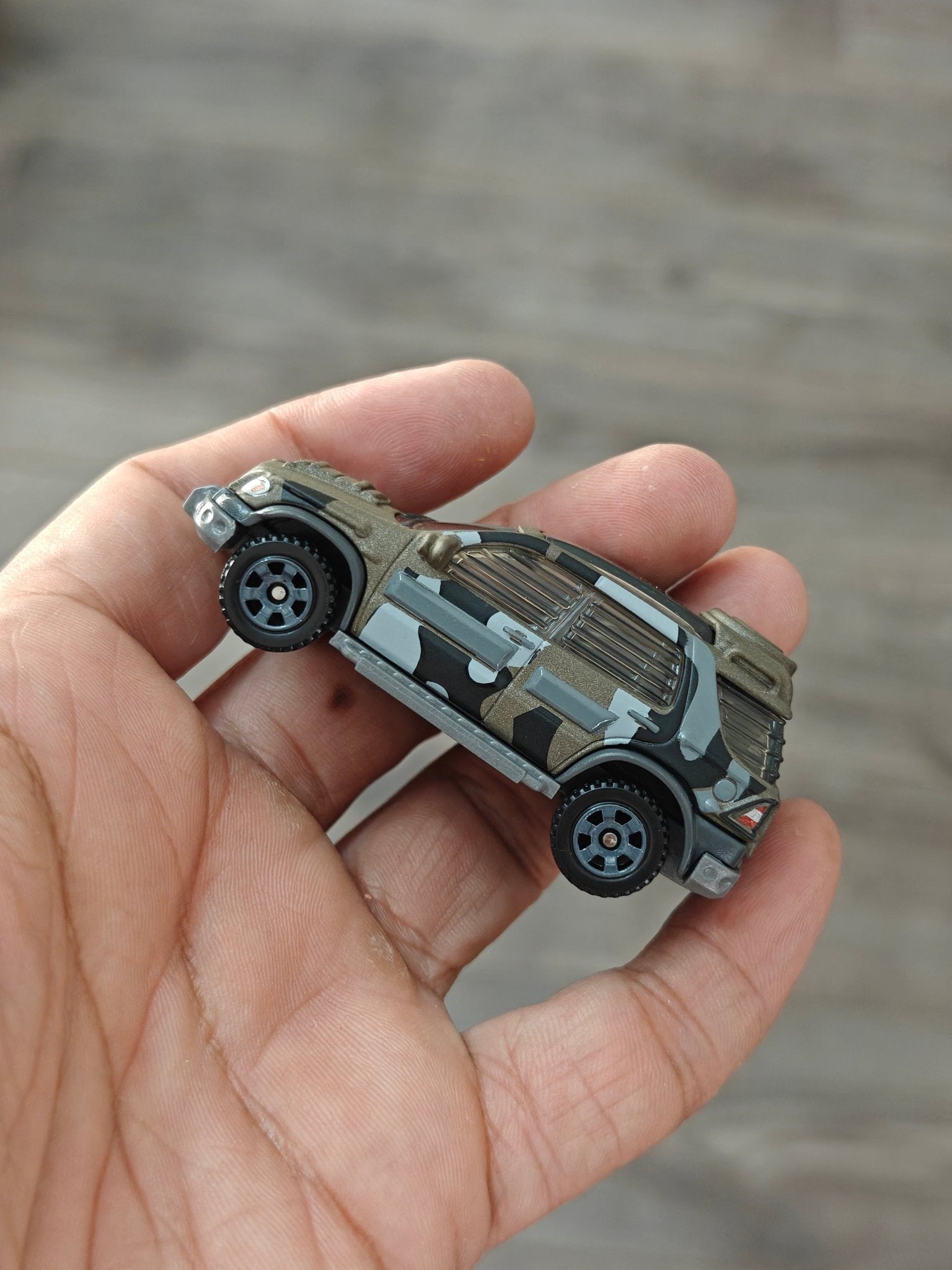 Matchbox Mercedes - Benz ML 320 - Jurassic World Rebirth (Uncarded) - Kinder Logs