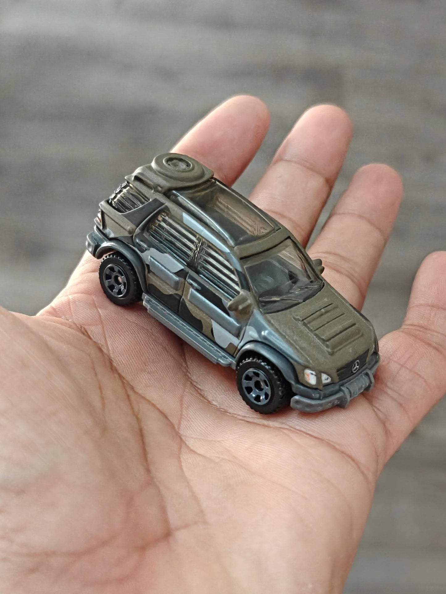 Matchbox Mercedes - Benz ML 320 - Jurassic World Rebirth (Uncarded) - Kinder Logs
