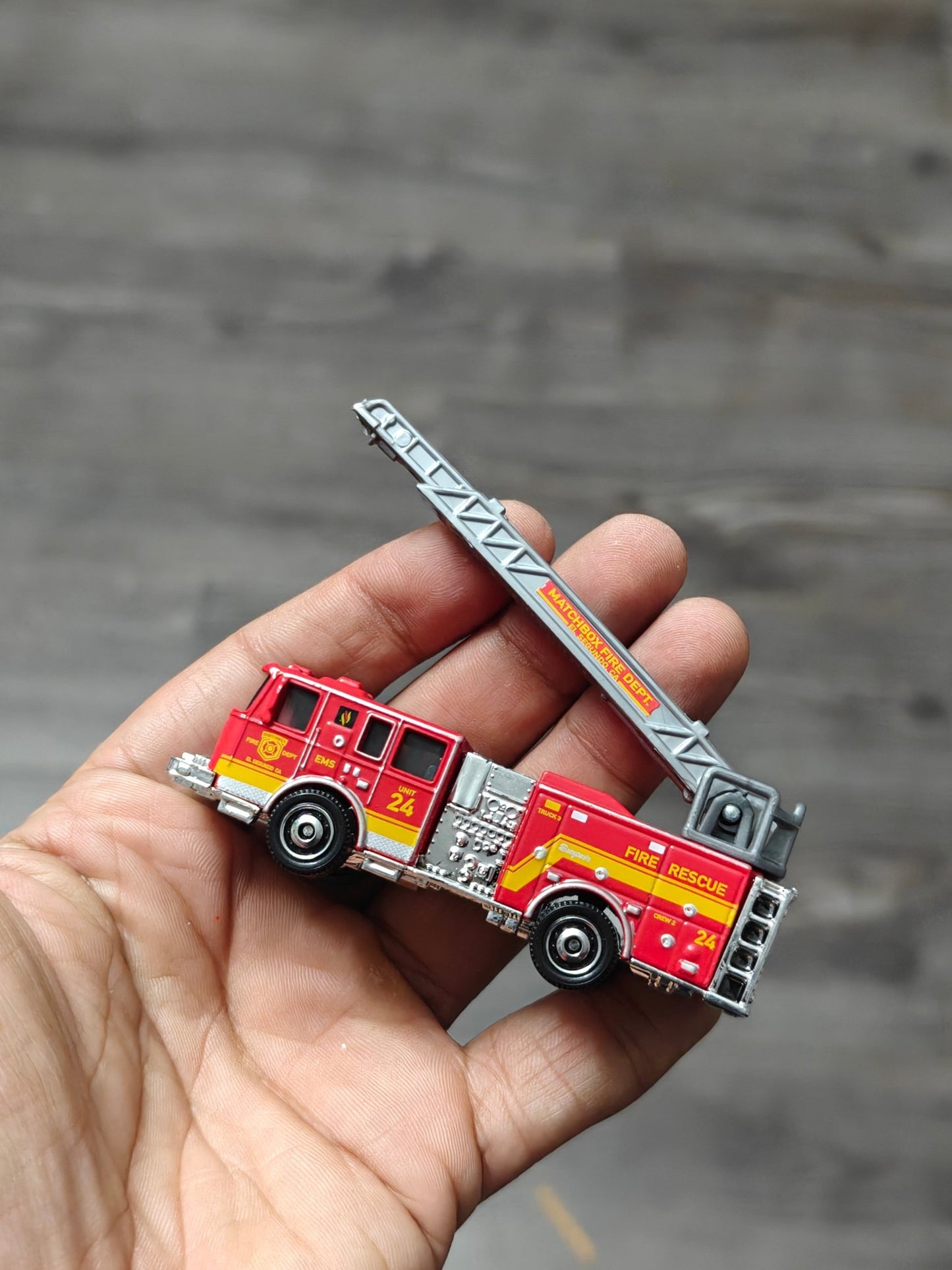 Matchbox Moving Parts Seagrave Fire Truck - Red (Uncarded - New) - Kinder Logs