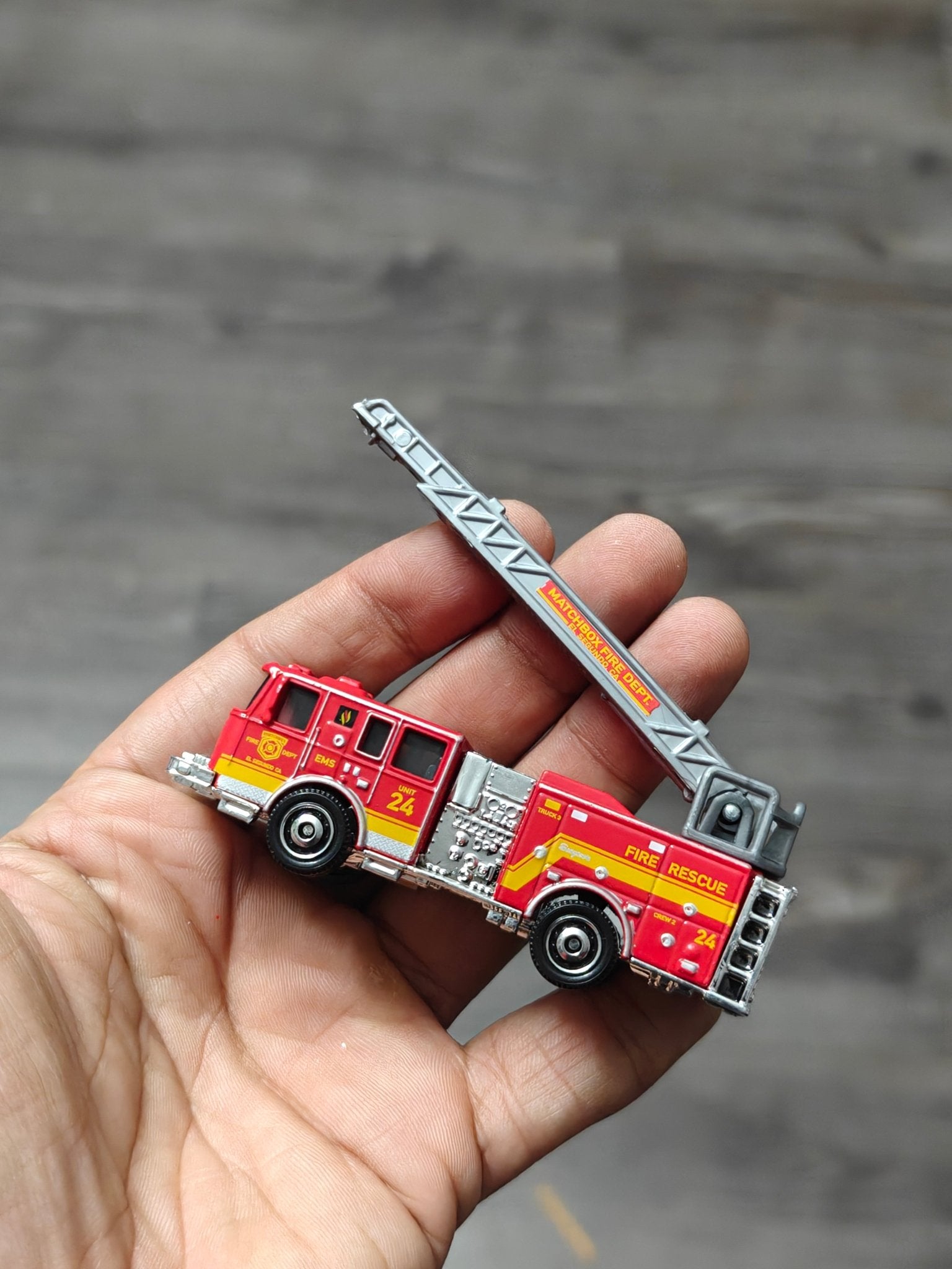 Matchbox Moving Parts Seagrave Fire Truck - Red (Uncarded - New) - Kinder Logs