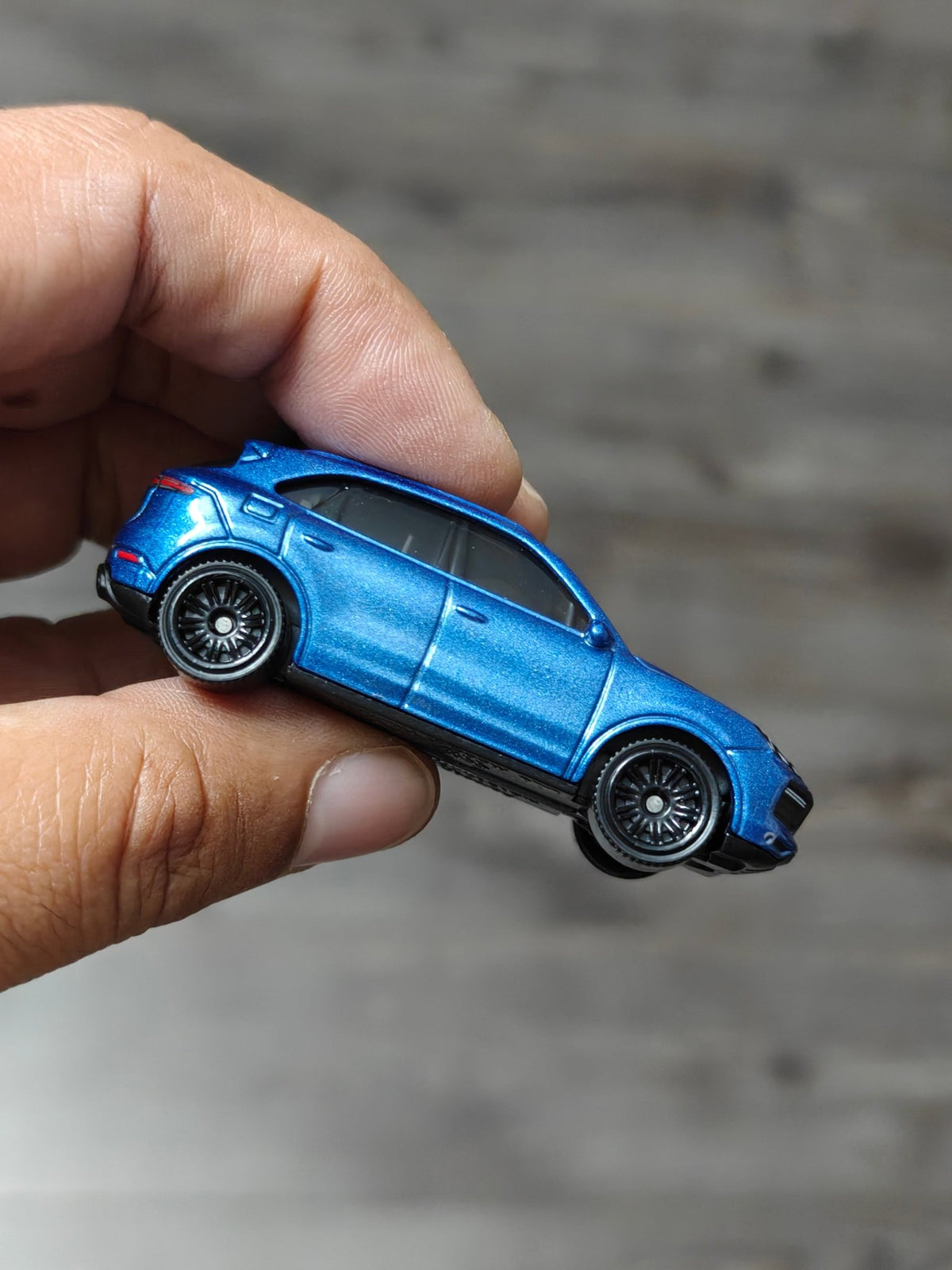 Matchbox Porsche Cayenne Turbo (Uncarded) - Kinder Logs