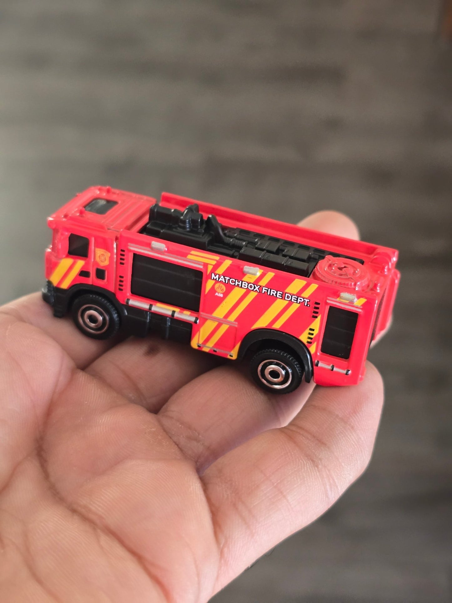 Matchbox Scania P420 XT 4x2 Fire Truck (Uncarded - New) - Kinder Logs