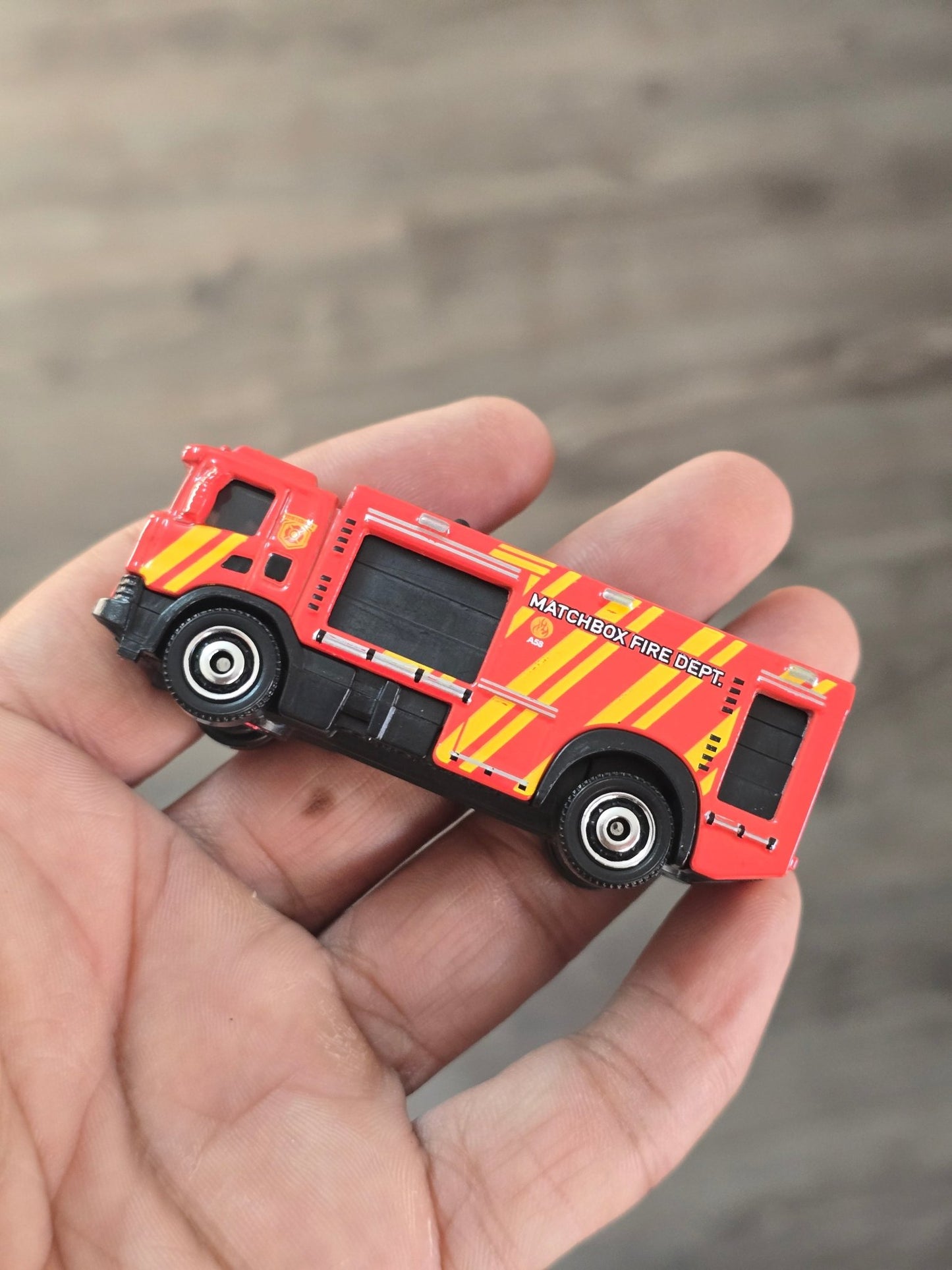 Matchbox Scania P420 XT 4x2 Fire Truck (Uncarded - New) - Kinder Logs