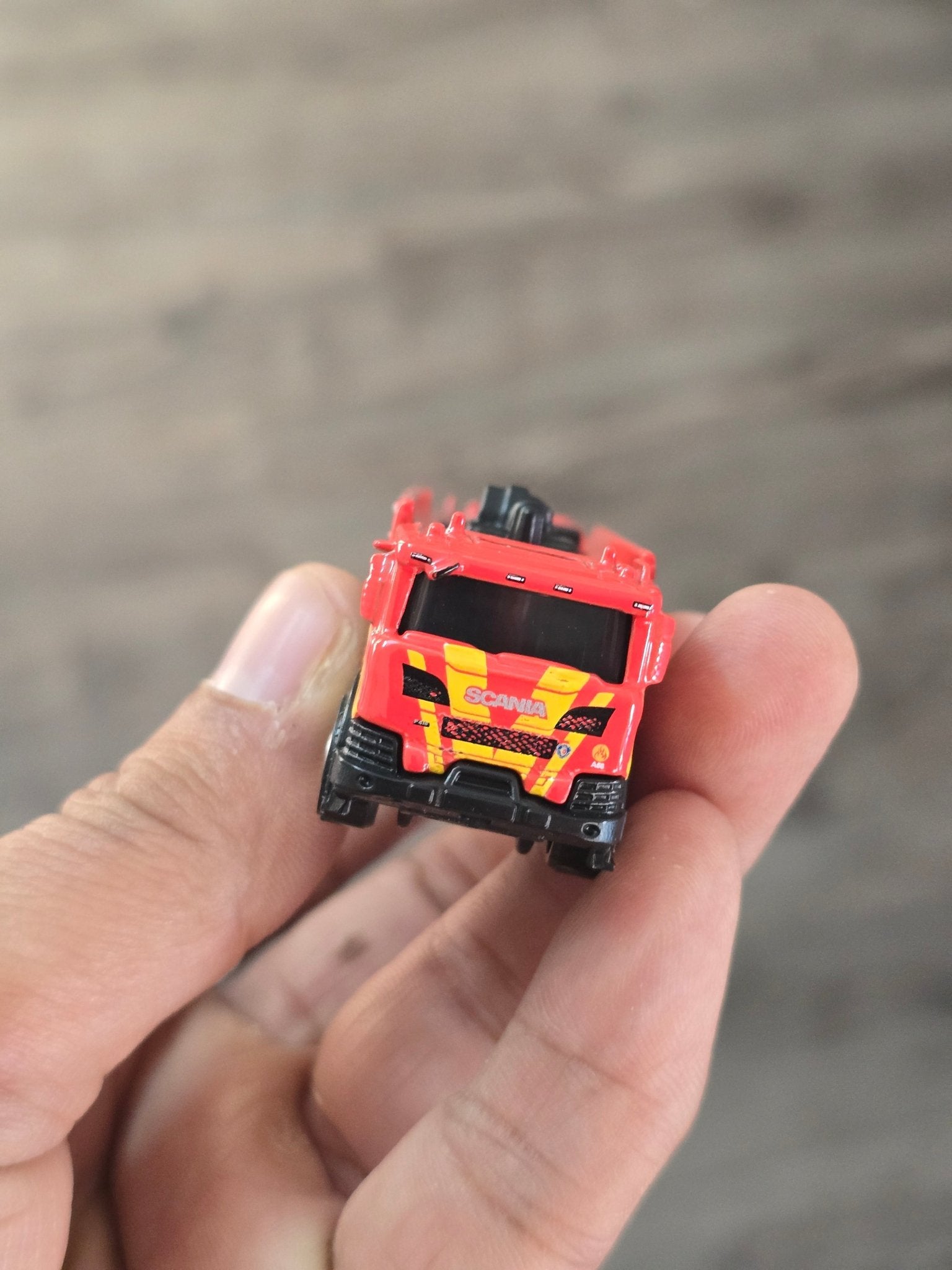 Matchbox Scania P420 XT 4x2 Fire Truck (Uncarded - New) - Kinder Logs