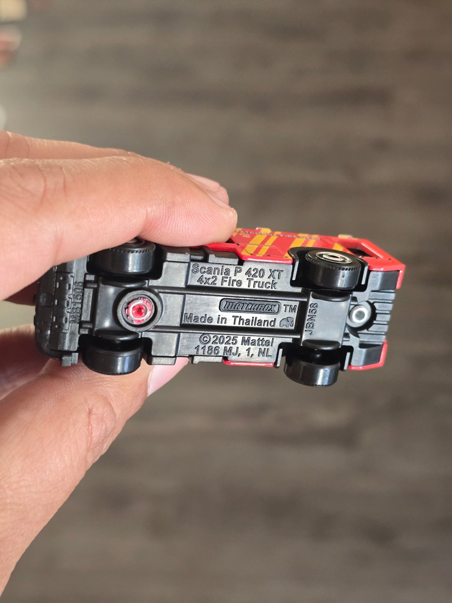 Matchbox Scania P420 XT 4x2 Fire Truck (Uncarded - New) - Kinder Logs