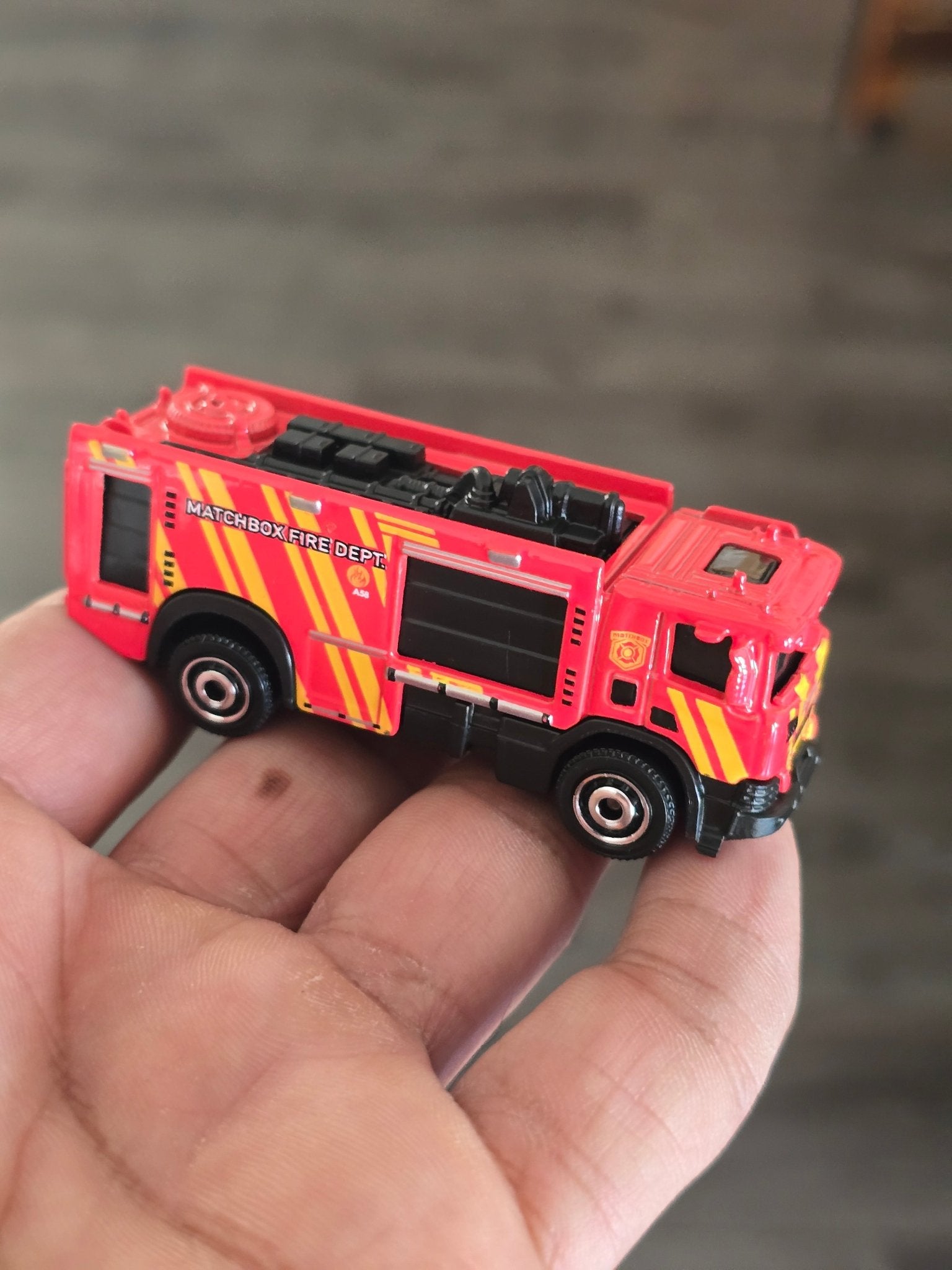 Matchbox Scania P420 XT 4x2 Fire Truck (Uncarded - New) - Kinder Logs