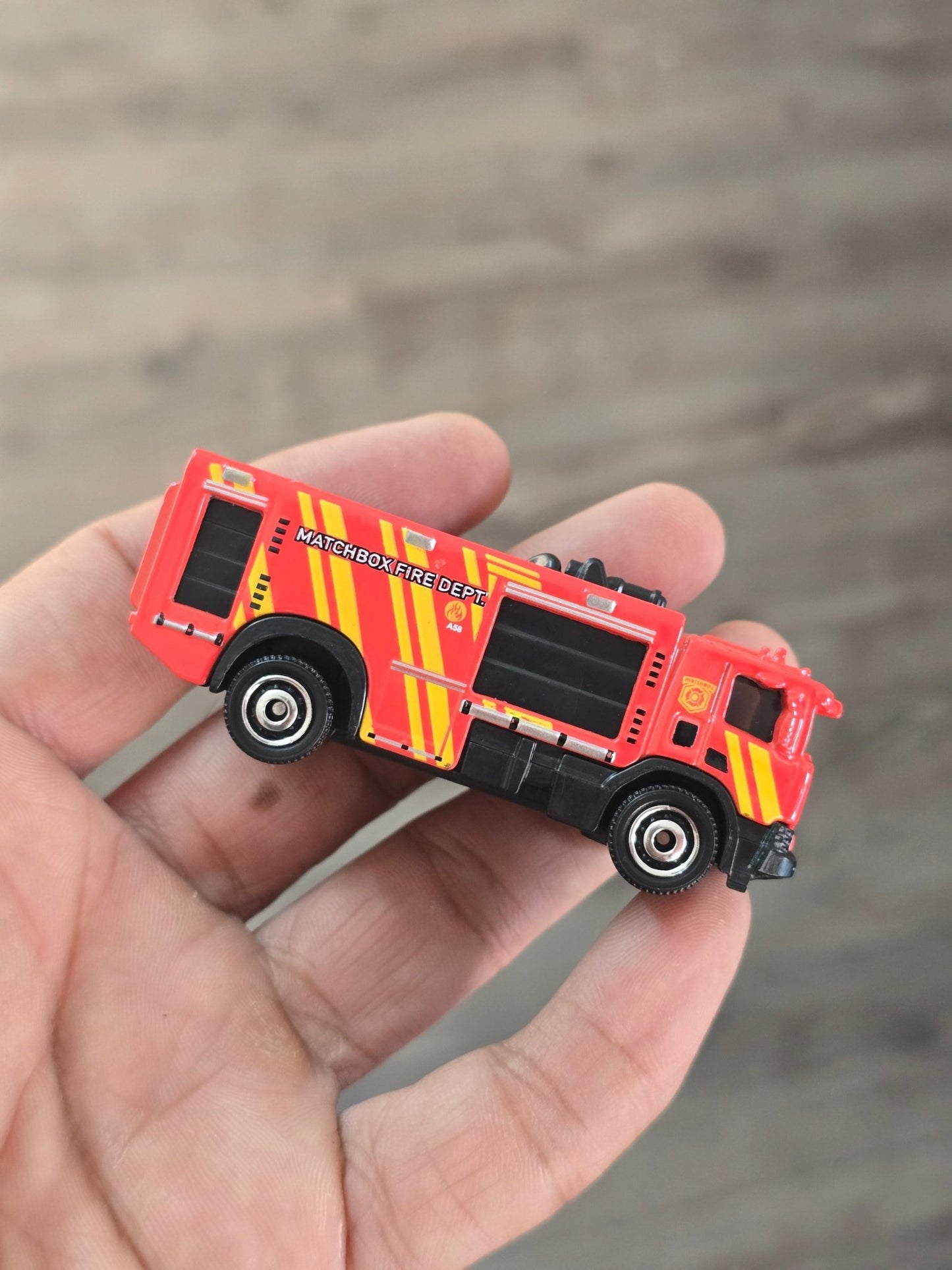 Matchbox Scania P420 XT 4x2 Fire Truck (Uncarded - New) - Kinder Logs