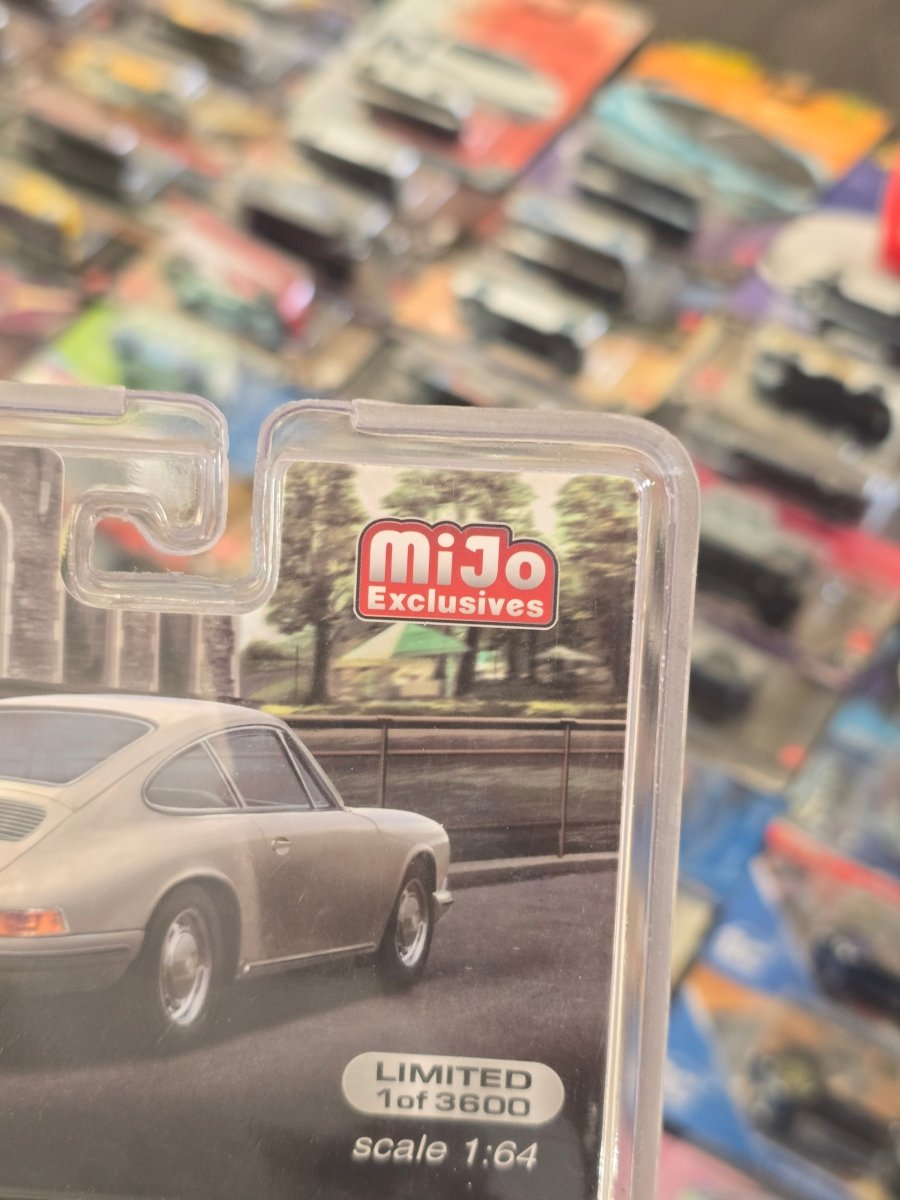 Mini GT 1963 Porsche 901 Ivory - Mijo Exclusives Limited Edition - Kinder Logs