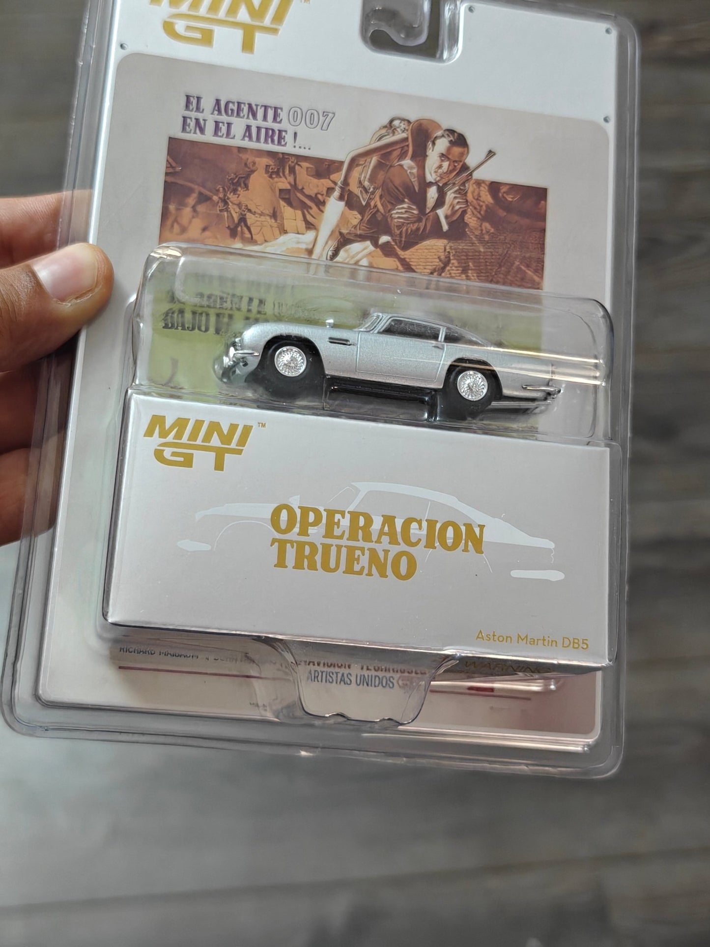 Mini GT Aston Martin DB5 - James Bond 007 (Operación Trueno) - Kinder Logs