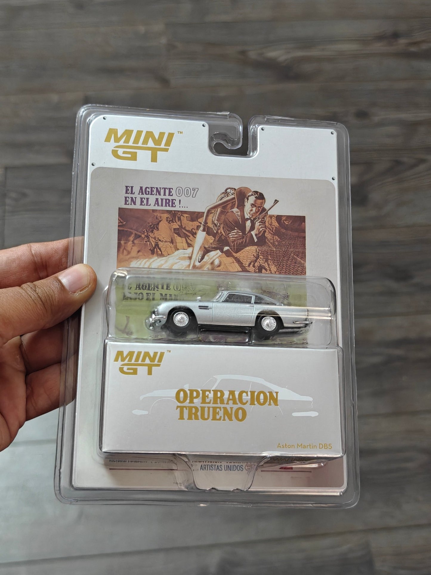 Mini GT Aston Martin DB5 - James Bond 007 (Operación Trueno) - Kinder Logs