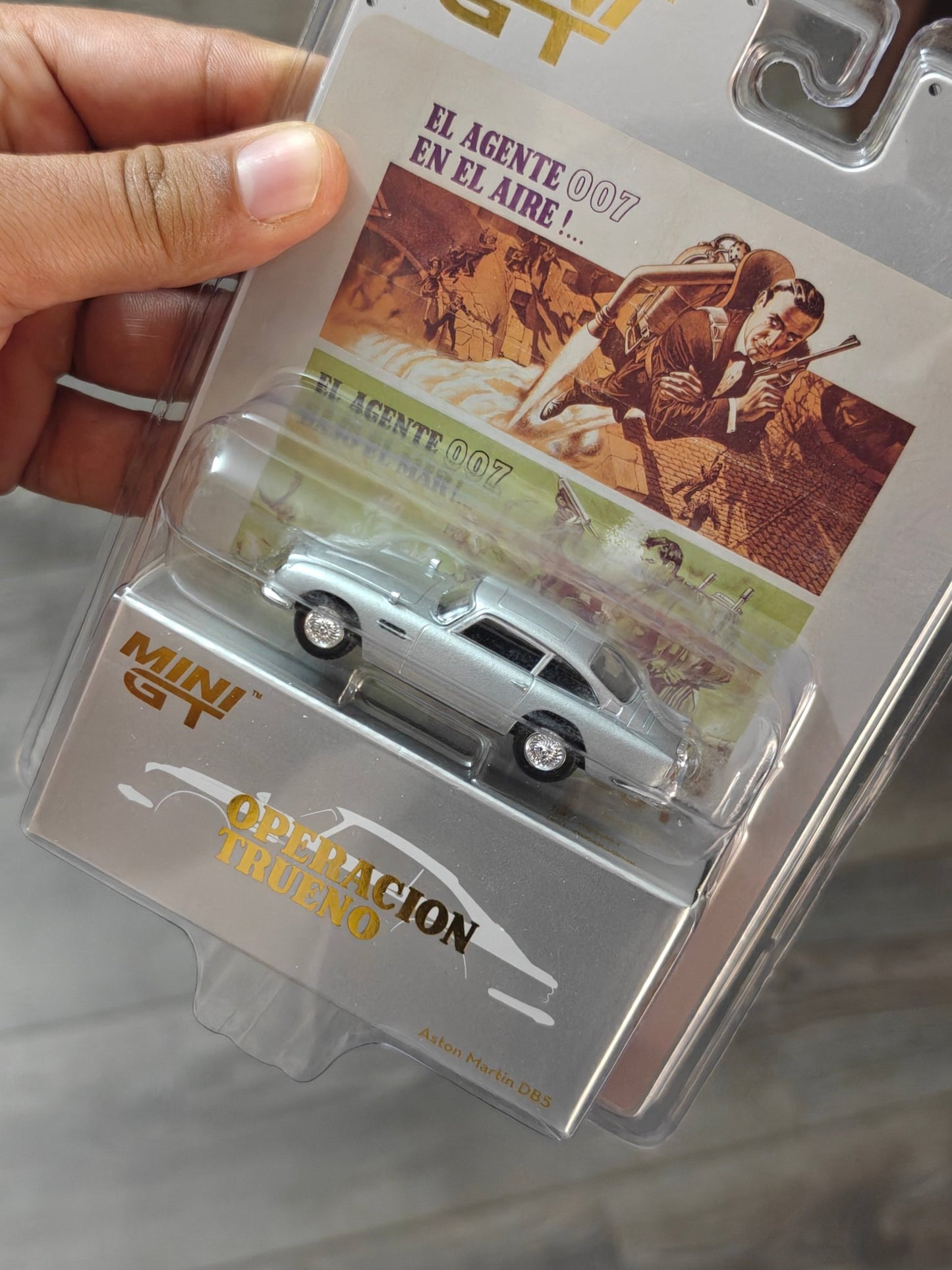 Mini GT Aston Martin DB5 - James Bond 007 (Operación Trueno) - Kinder Logs