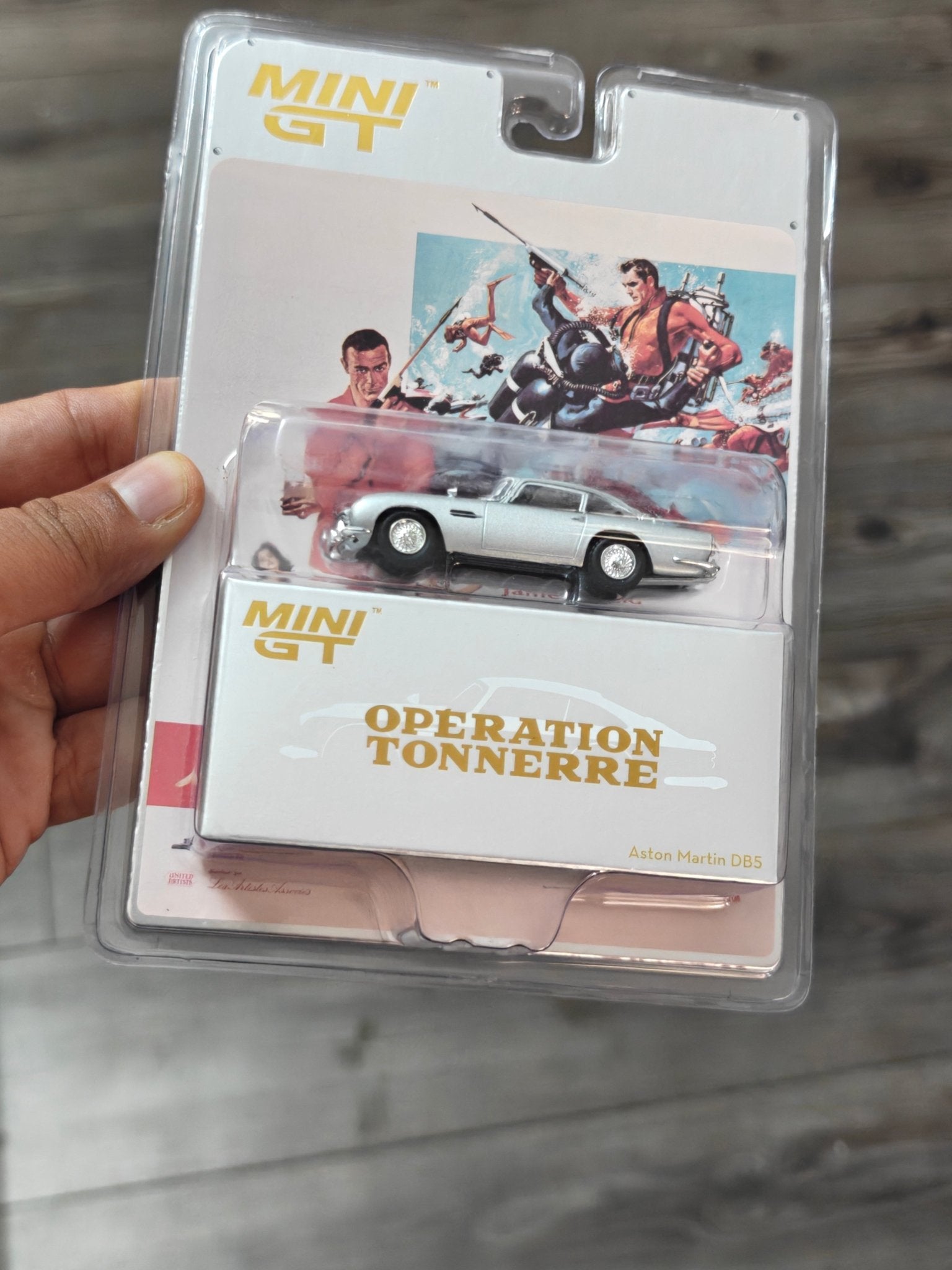 Mini GT Aston Martin DB5 - James Bond 007 (Operation Tonnerre) - Kinder Logs