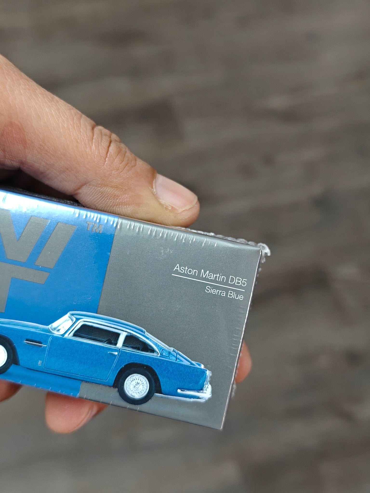 Mini GT Aston Martin DB5 Sierra Blue (Open Box) - Kinder Logs