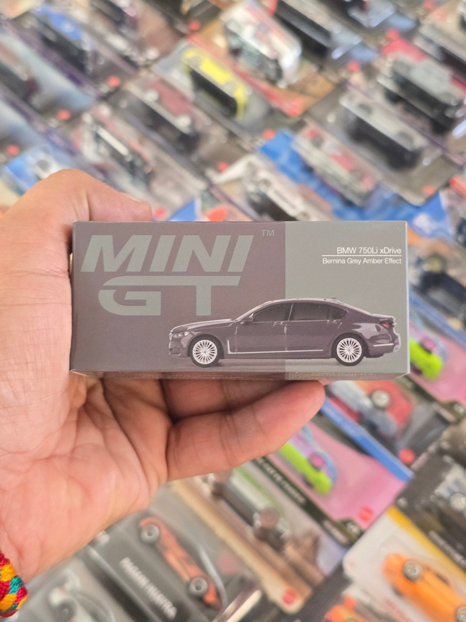 Mini GT BMW 750Li xDrive - Bernina Grey (Open Box) - Kinder Logs
