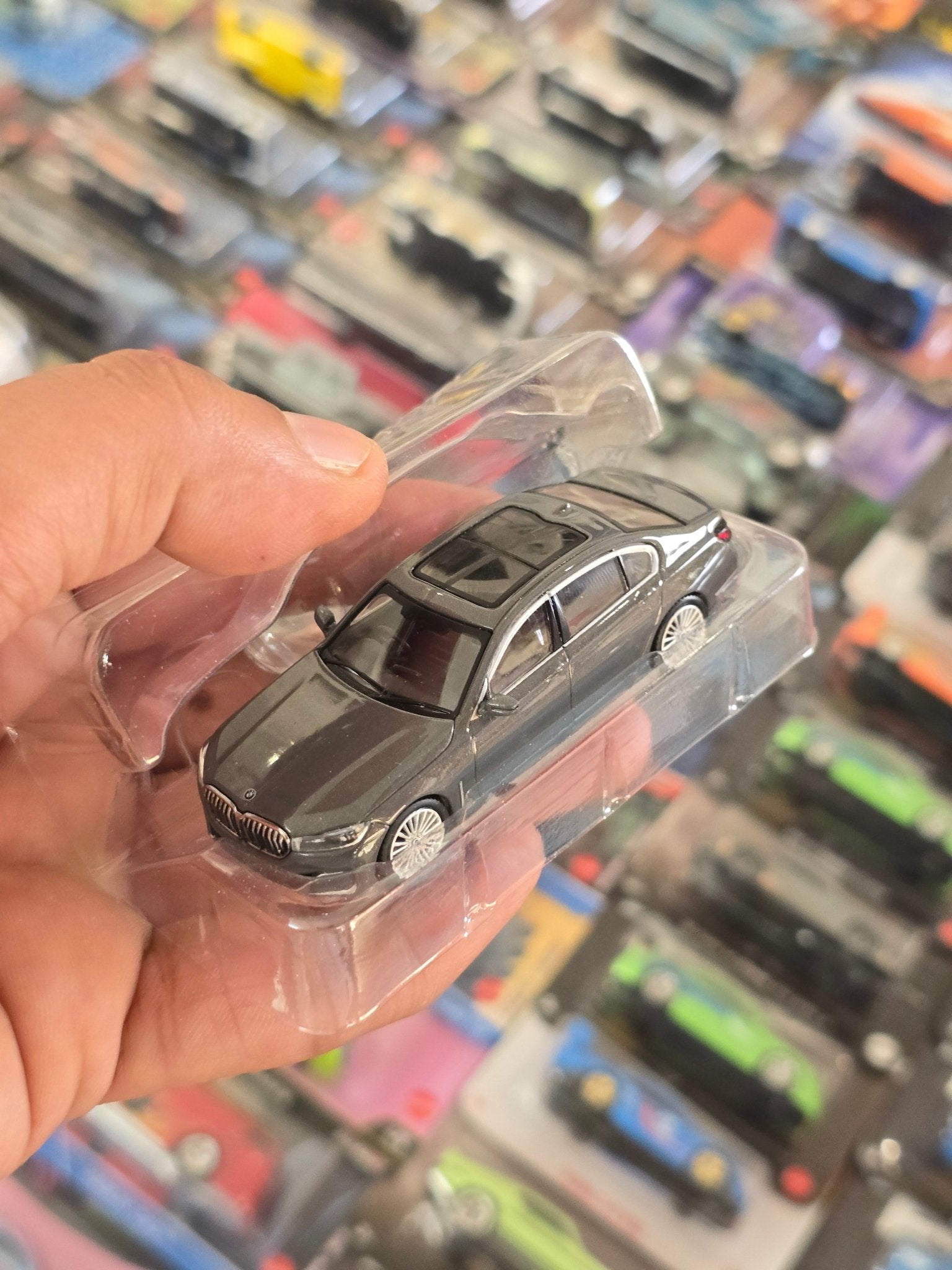 Mini GT BMW 750Li xDrive - Bernina Grey (Open Box) - Kinder Logs