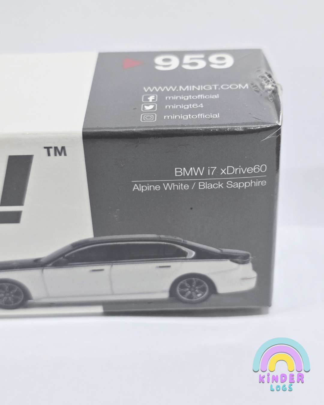 Mini GT BMW i7 xDrive60 - Alpine White + Black Sapphire - Kinder Logs