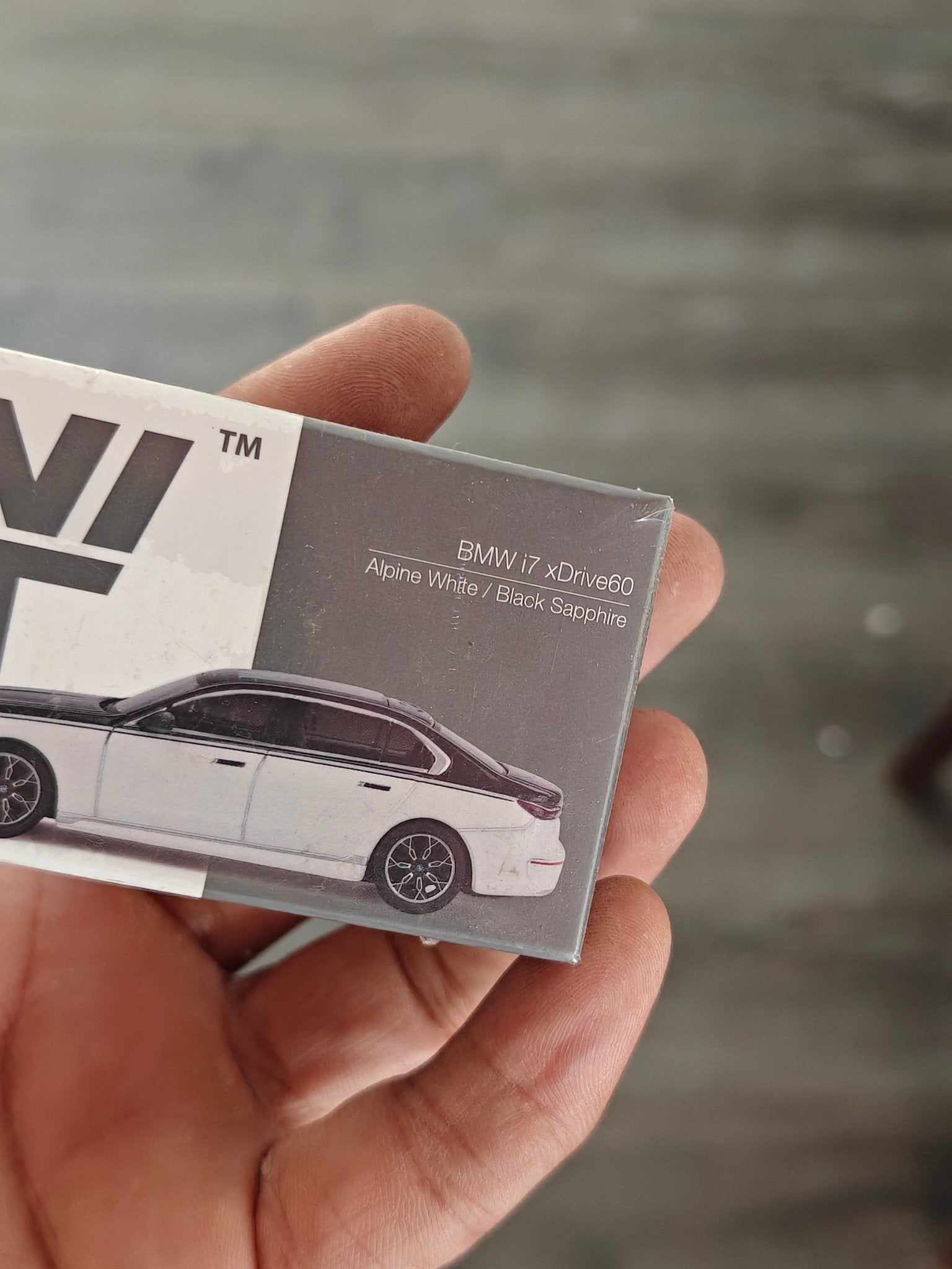 Mini GT BMW i7 xDrive60 - White + Black (Sealed Box) - Kinder Logs