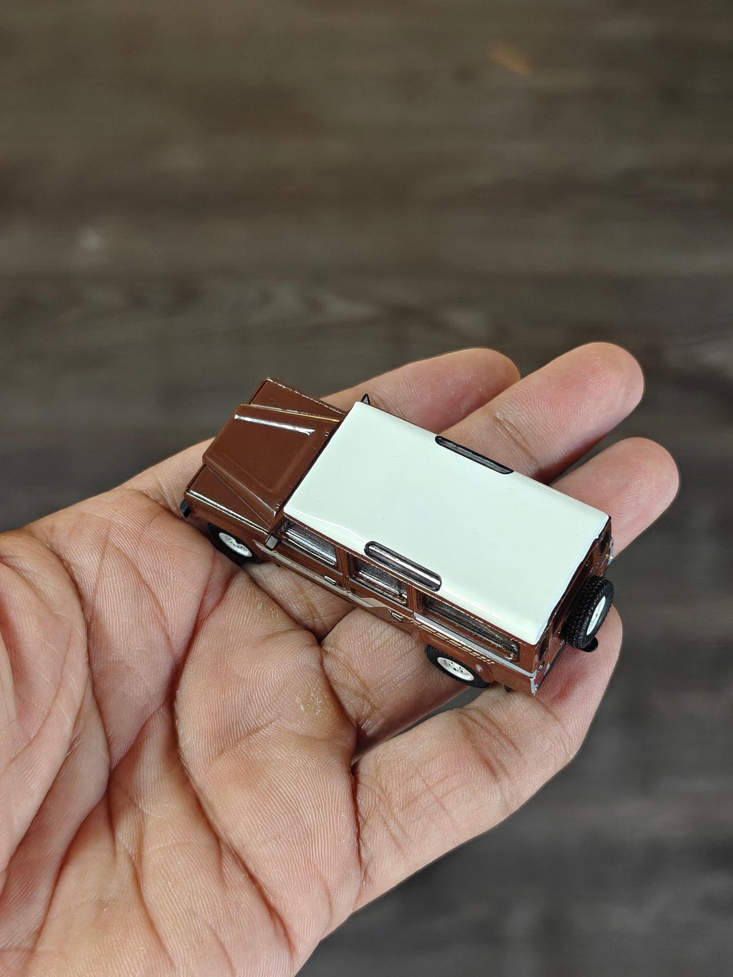 Mini GT Land Rover Defender 110 1985 County Station Wagon - Brown (Open Box) - Kinder Logs