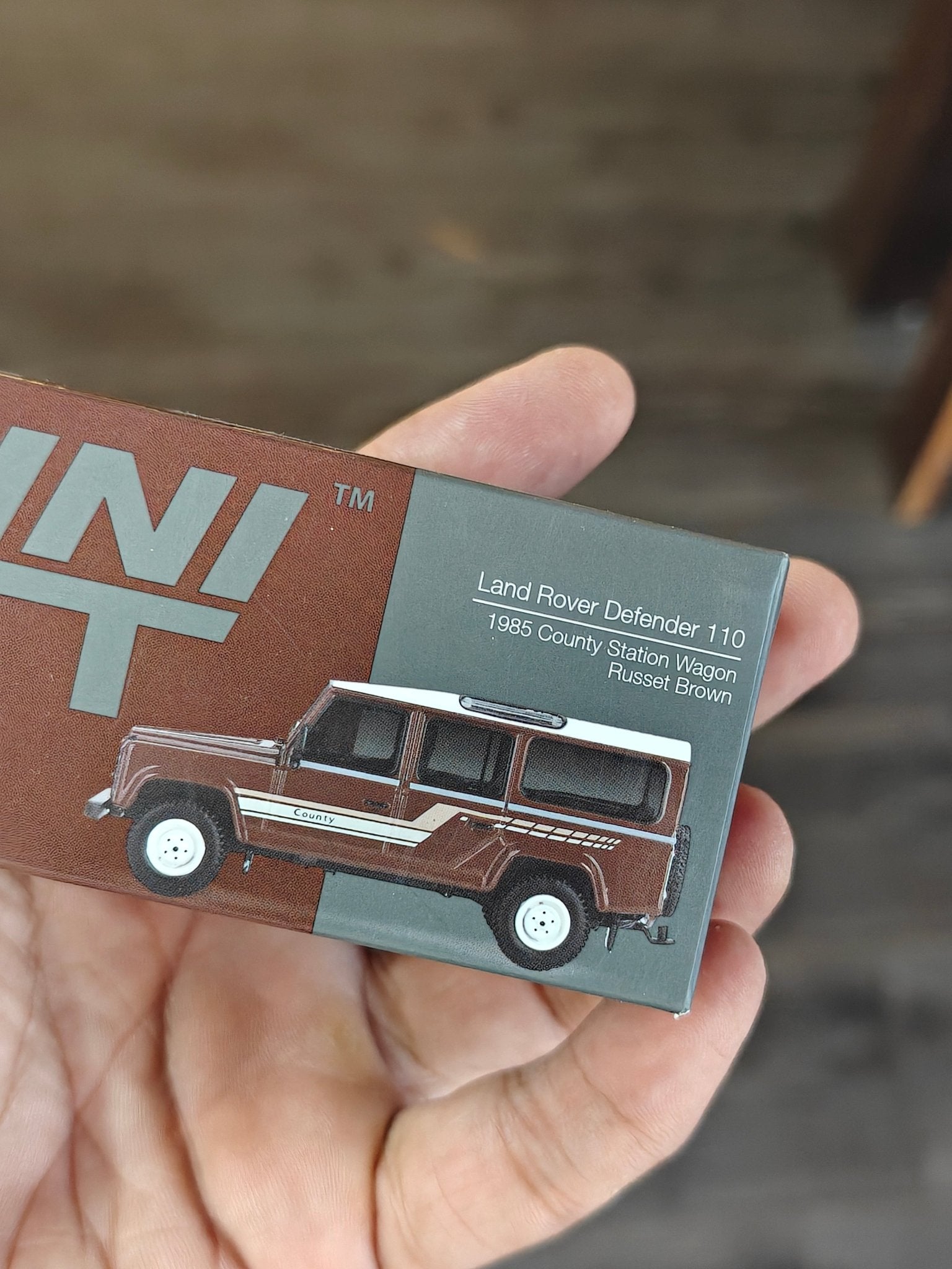 Mini GT Land Rover Defender 110 1985 County Station Wagon - Brown (Open Box) - Kinder Logs