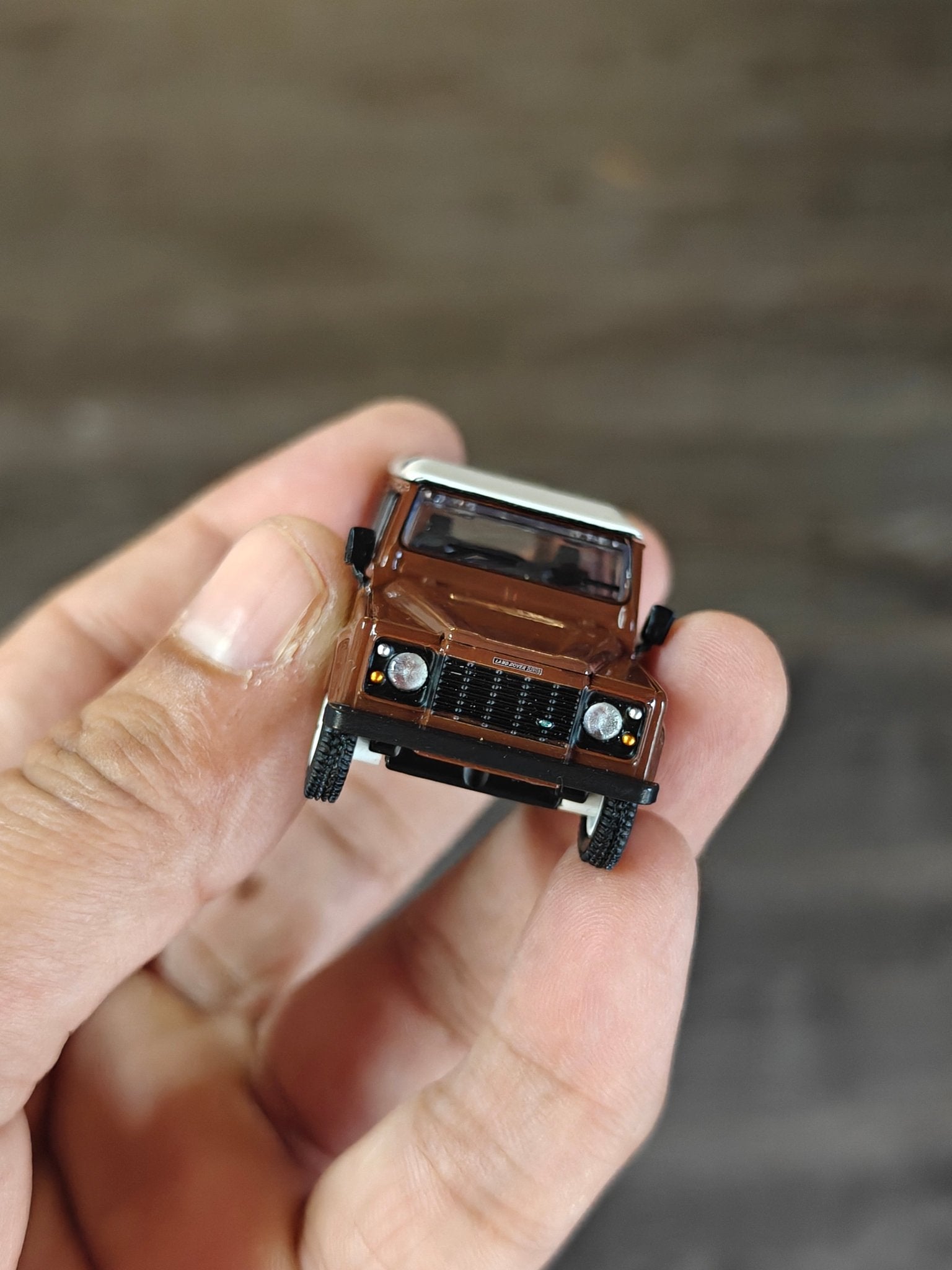 Mini GT Land Rover Defender 110 1985 County Station Wagon - Brown (Open Box) - Kinder Logs