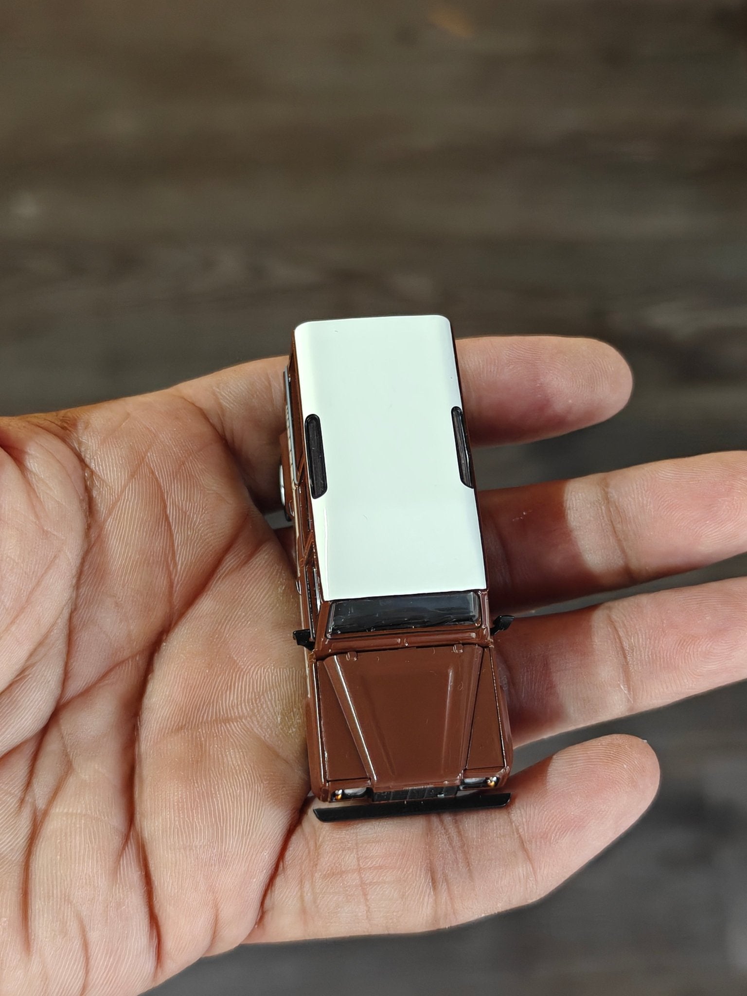 Mini GT Land Rover Defender 110 1985 County Station Wagon - Brown (Open Box) - Kinder Logs