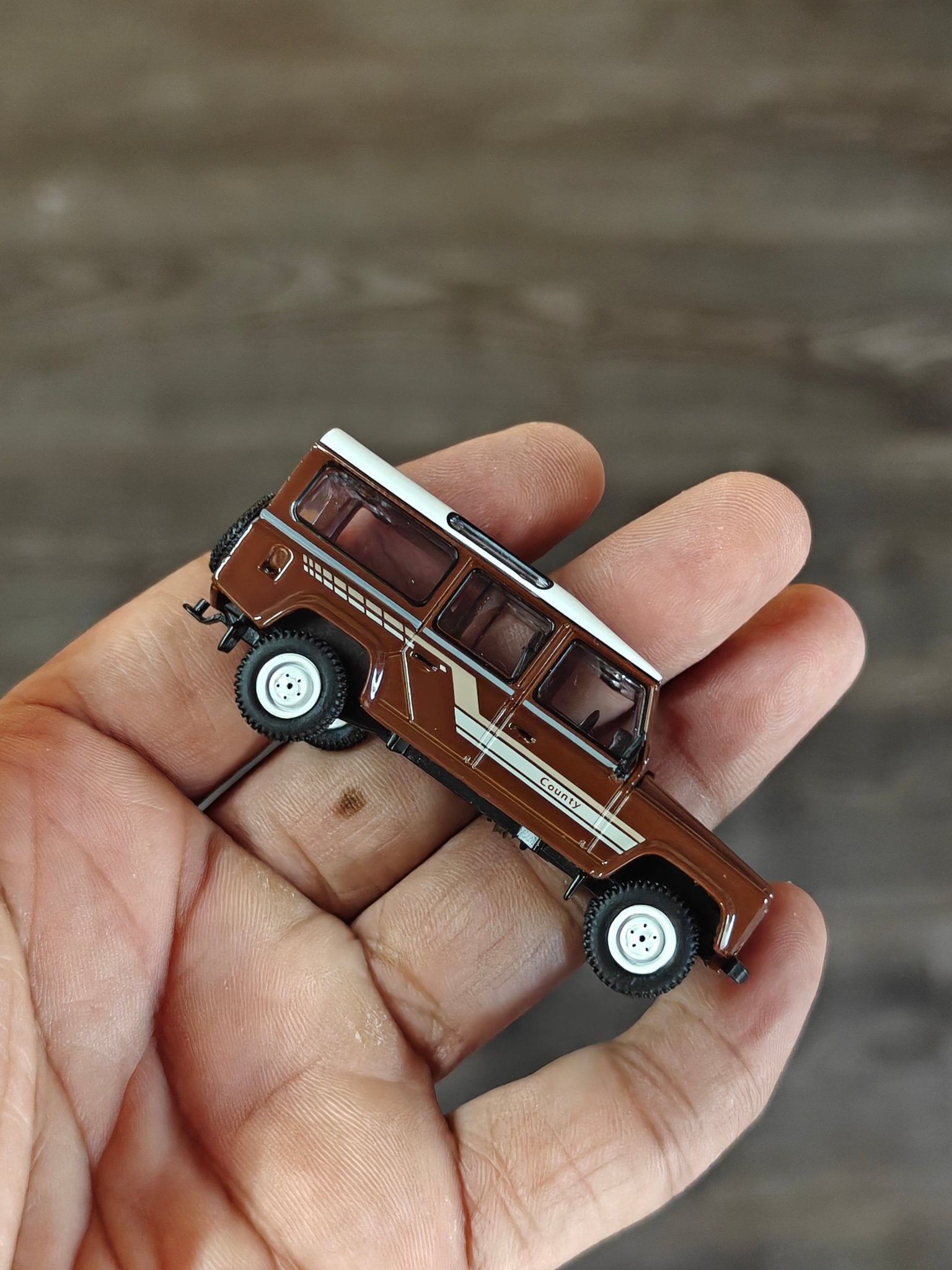 Mini GT Land Rover Defender 110 1985 County Station Wagon - Brown (Open Box) - Kinder Logs