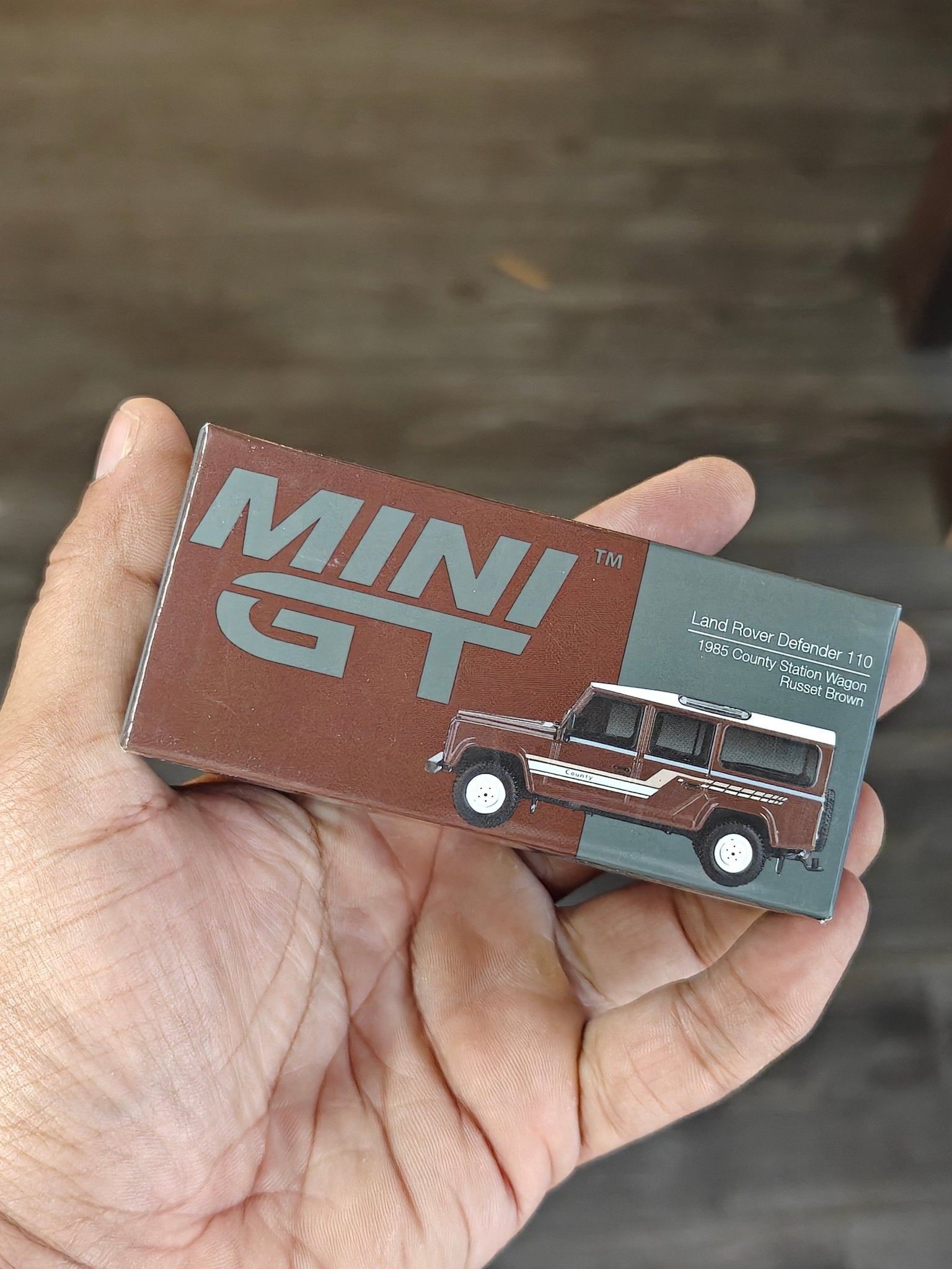 Mini GT Land Rover Defender 110 1985 County Station Wagon - Brown (Open Box) - Kinder Logs