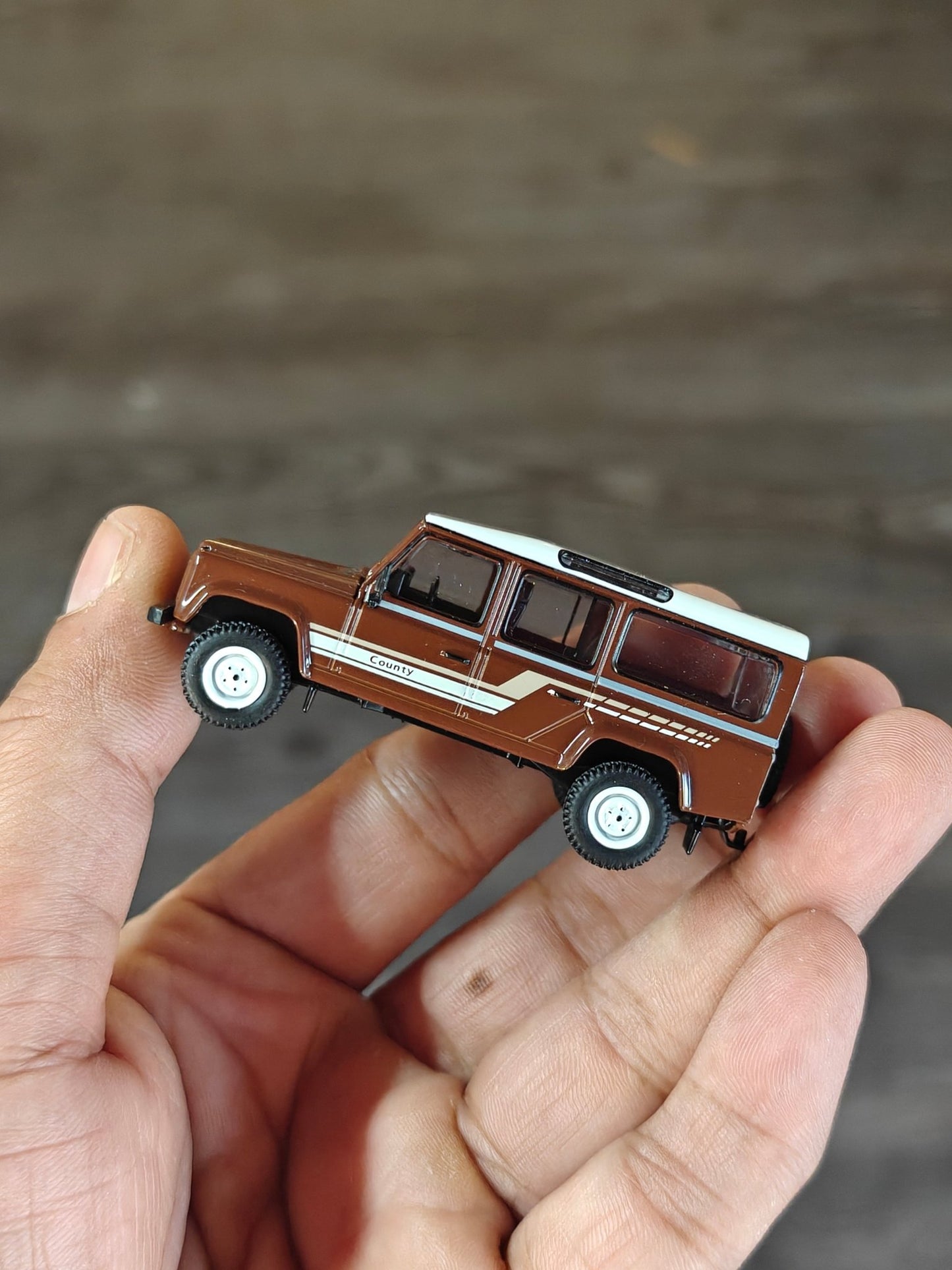 Mini GT Land Rover Defender 110 1985 County Station Wagon - Brown (Open Box) - Kinder Logs