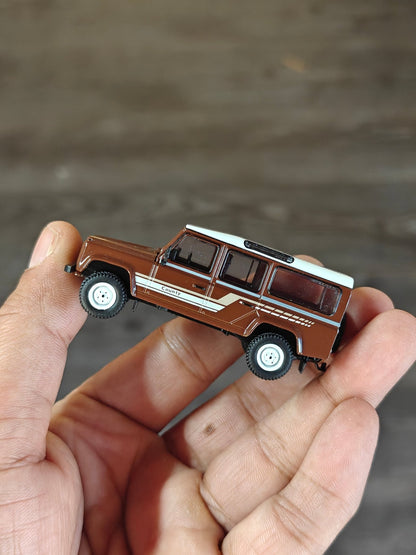 Mini GT Land Rover Defender 110 1985 County Station Wagon - Brown (Open Box) - Kinder Logs
