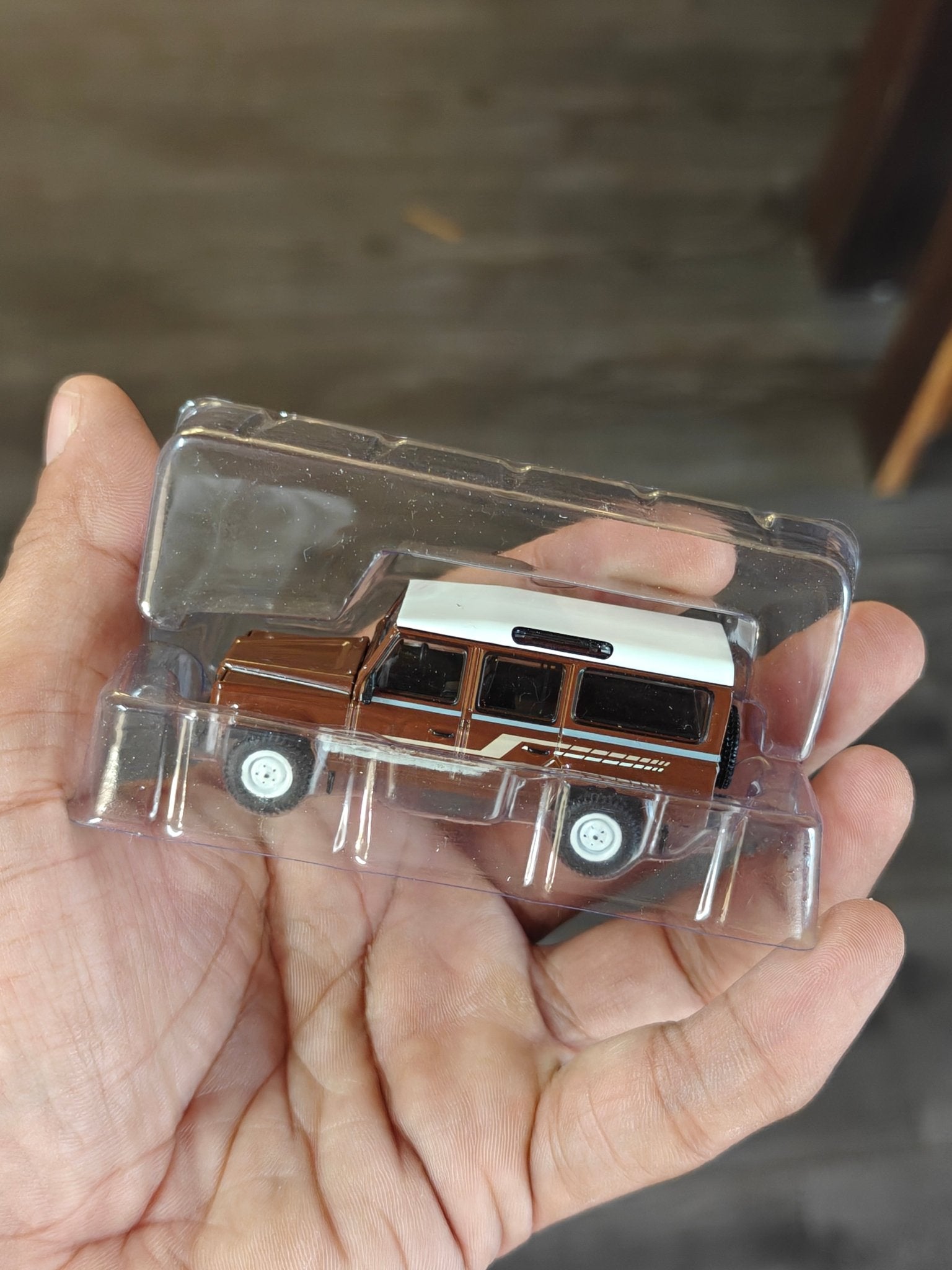Mini GT Land Rover Defender 110 1985 County Station Wagon - Brown (Open Box) - Kinder Logs