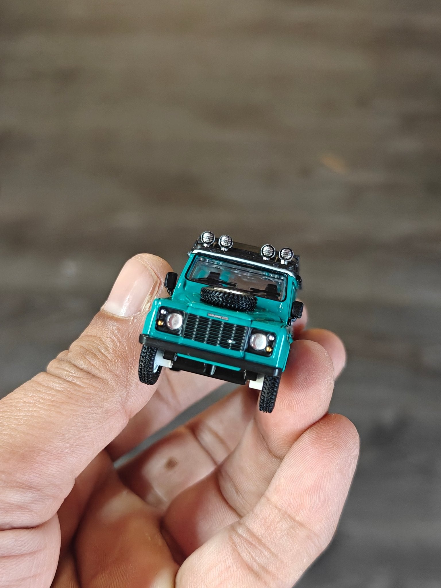 Mini GT Land Rover Defender 110 1985 County Station Wagon Trident