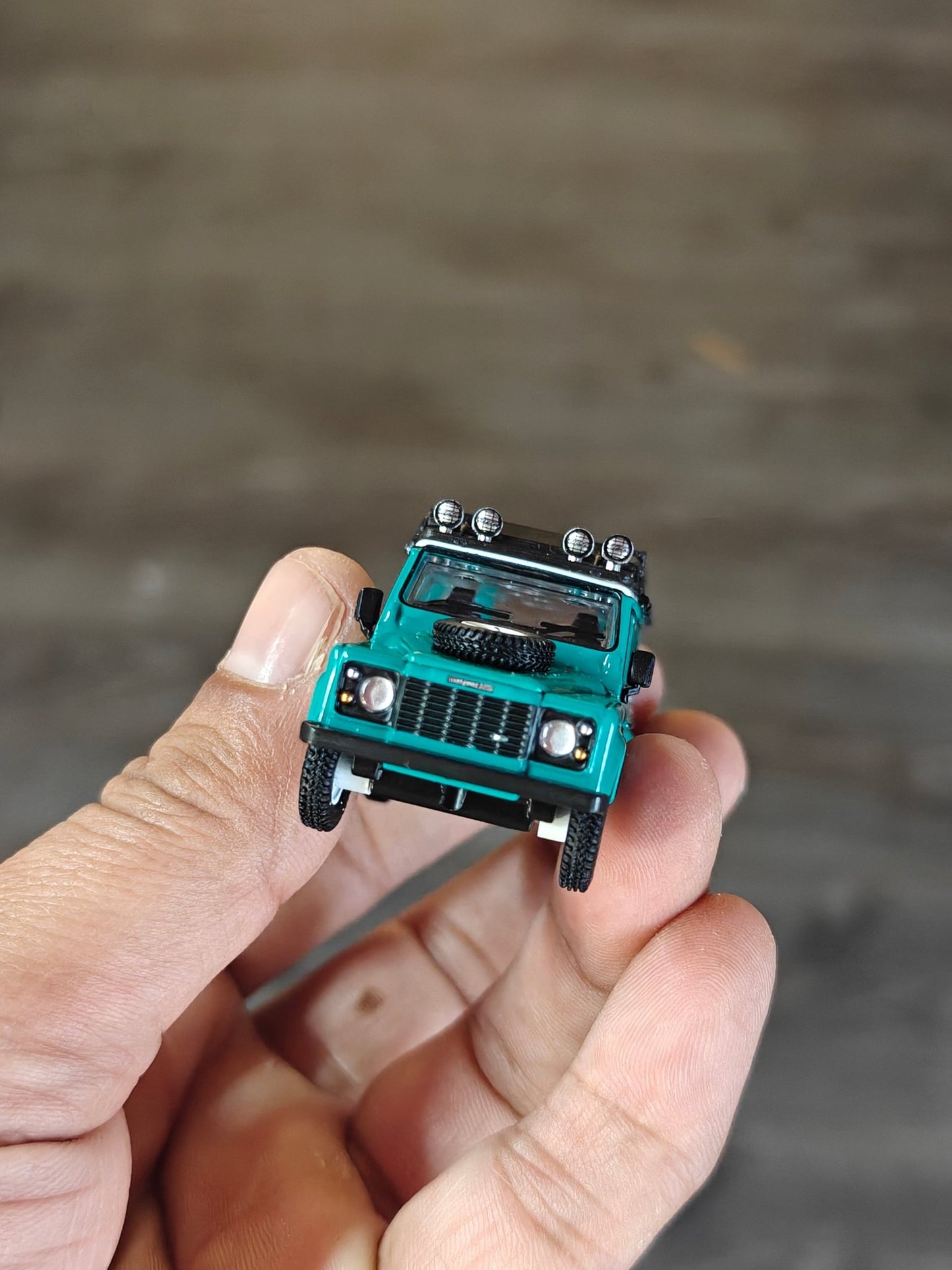 Mini GT Land Rover Defender 110 1985 County Station Wagon Trident Green (590) - Kinder Logs